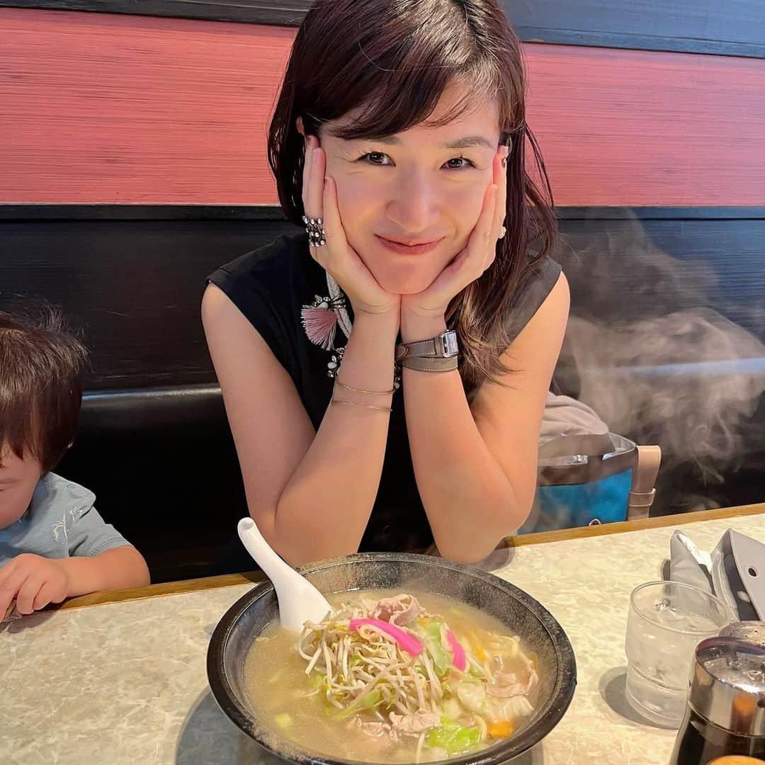 瓜生明希葉のインスタグラム：「もちろんこれも食べたんじゃ😆  博多川端どさんこ🍜 わたしの中では アンパンマンと闘う前の燃料補給😂  毎年頂いていますが 毎回「うわっ、おいしぃ〜🥹」ってなる。  ここの皿うどんとやきめしもたまらん。  こどもたちもモリモリ食べよったよ🫶  #川端商店街  #fukuokagroumet」