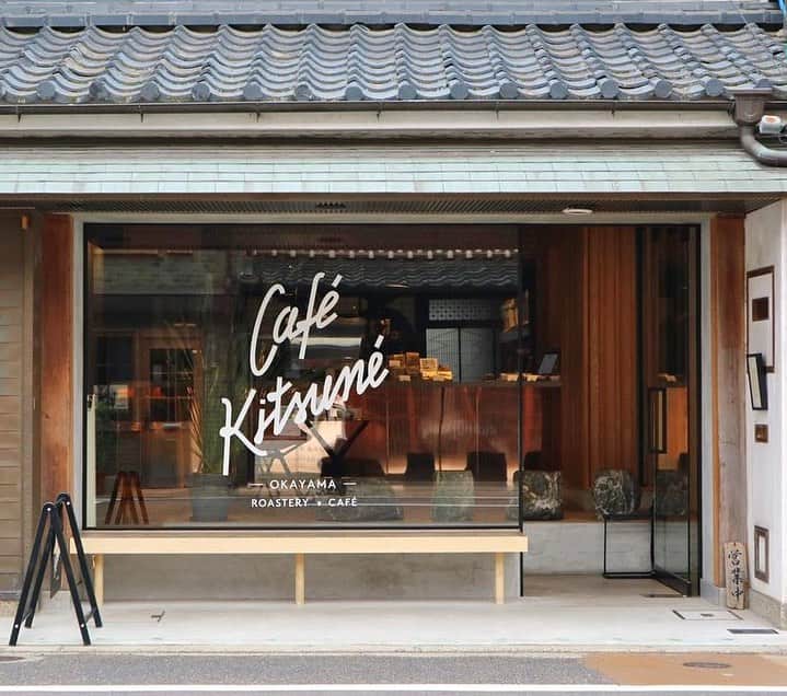 Café Kitsuné Parisのインスタグラム：「#CafeKitsuneOkayama: A tranquil heaven for your coffee break 🇯🇵☕ - 👉 Café Kitsuné Okayama Café-Roastery, 1-6-6-2 Izushicho, Kita-ku, Okayama, Japan Monday-Sunday: 10am-5pm」
