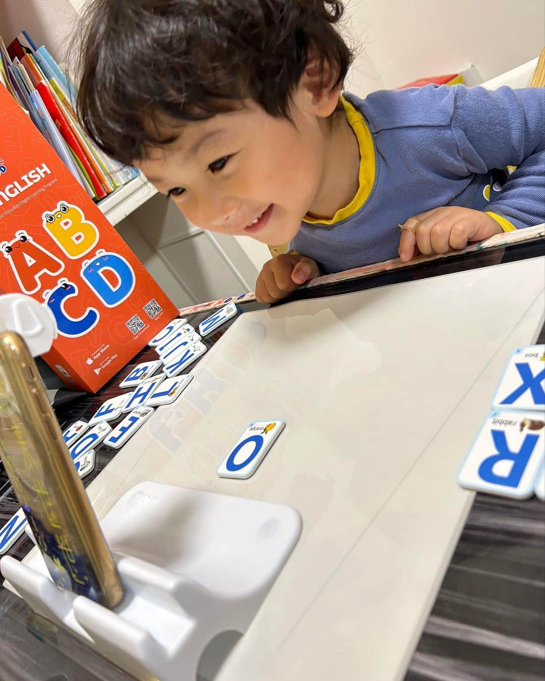 世手子さんのインスタグラム写真 - (世手子Instagram)「#PR My son's enthusiasm is amazing🔤🌟 He is remembering more and more English words👏 great english education(o^^o) 英語への興味が結構ある #寿司太郎 はん やんちゃな彼にピッタリな #英語教育 アプリ発見しました💡 @duub_official  @miimo_kova.official  #ARENGLISH #英語教育 #知育おもちゃ の食いつきがすごいです\(//∇//)\ みるみるうちに英単語を覚えていくのがわかるのでとてもオススメ( ´ ▽ ` ) カメラに映して英単語をどんどん並べていきます(*´ー｀*) #ミラー反射 技術で文字を認識する機能便利^_^ #4歳英語  #年少さん  #年少男の子」11月2日 19時49分 - rojide