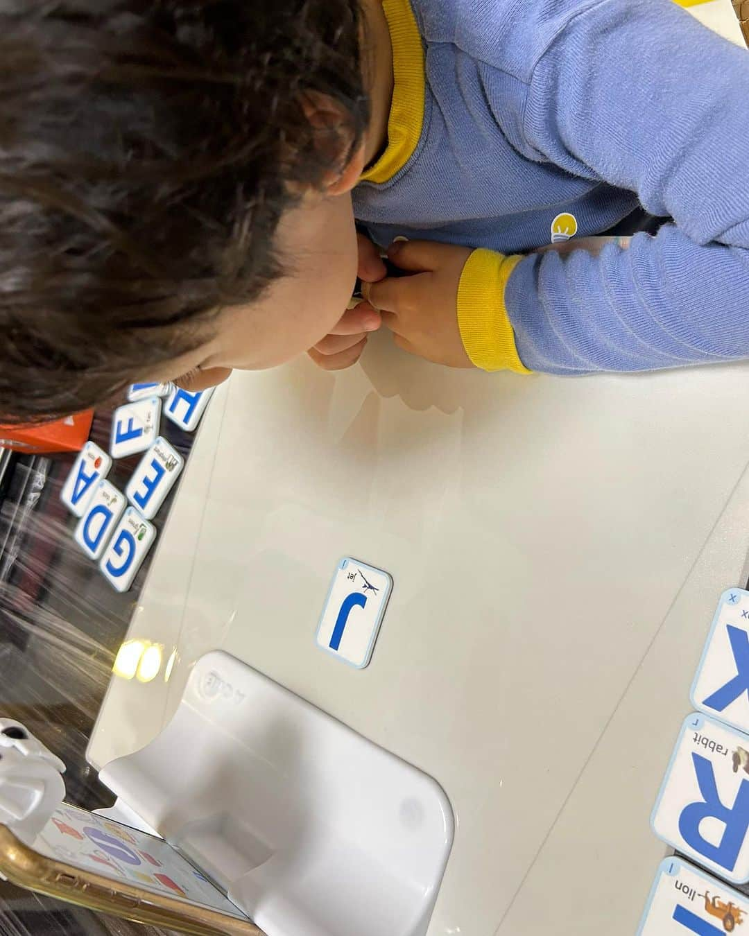 世手子さんのインスタグラム写真 - (世手子Instagram)「#PR My son's enthusiasm is amazing🔤🌟 He is remembering more and more English words👏 great english education(o^^o) 英語への興味が結構ある #寿司太郎 はん やんちゃな彼にピッタリな #英語教育 アプリ発見しました💡 @duub_official  @miimo_kova.official  #ARENGLISH #英語教育 #知育おもちゃ の食いつきがすごいです\(//∇//)\ みるみるうちに英単語を覚えていくのがわかるのでとてもオススメ( ´ ▽ ` ) カメラに映して英単語をどんどん並べていきます(*´ー｀*) #ミラー反射 技術で文字を認識する機能便利^_^ #4歳英語  #年少さん  #年少男の子」11月2日 19時49分 - rojide