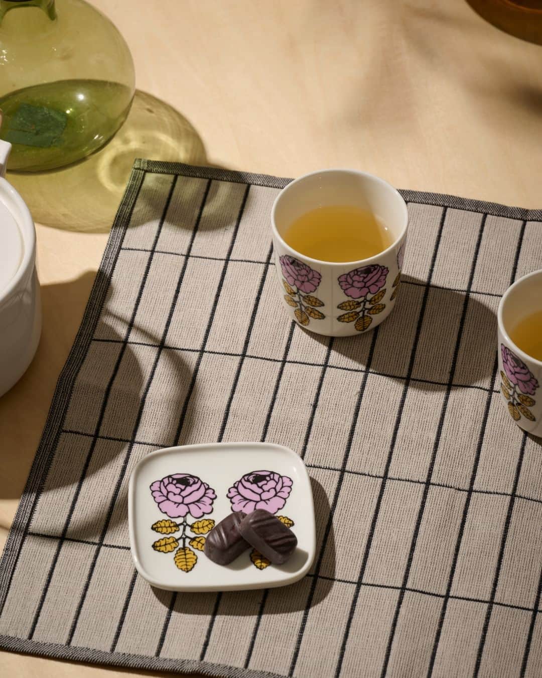 Marimekko Japanのインスタグラム：「Maija Isola(マイヤ・イソラ)が手掛けたVihkiruusu(ヴィヒキルース/ウエディング・ローズ)のホームコレクション。レトロなカラーリングで彩られたVihkiruusuのアイテムたちは、ノスタルジックな魅力と共に、モダンなムードを漂わせます。  #marimekko #marimekkofw23 #マリメッコ #マリメッコ愛 #北欧デザイン #フィンランド」
