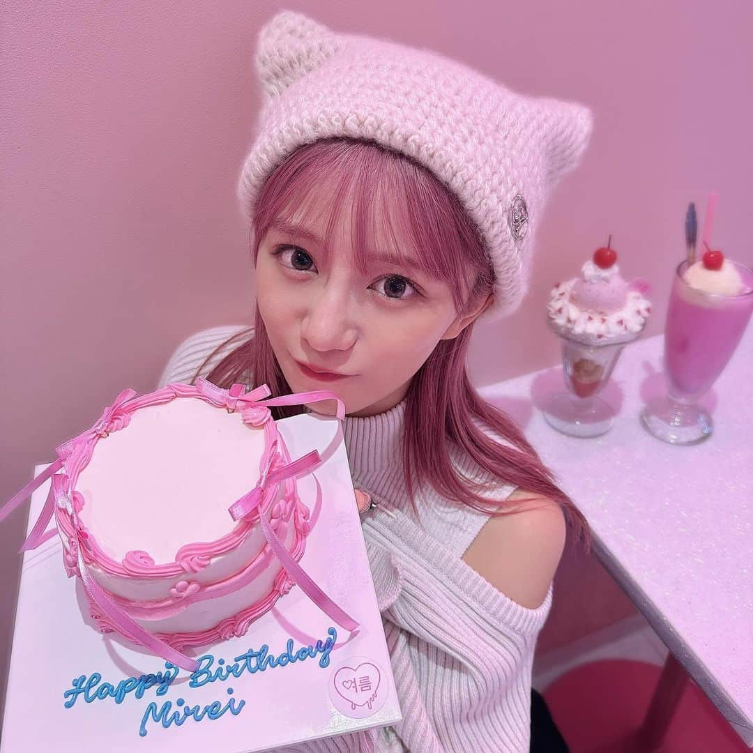 星名美怜のインスタグラム：「🖤🖤🖤 . かわいケーキ🩷🎂  みんなからのメッセージ めちゃ嬉しいよ！ありがとうっ  でもやっぱり思うことは、 私お仕事してる瞬間が一番すきーって なってる笑  いつも輝かせてくれて 本当にありがとう🩷🩷🩷 . #mireinsta #星名美怜  #星名美怜誕生日 #星名美怜降臨  #誕生日ケーキ」