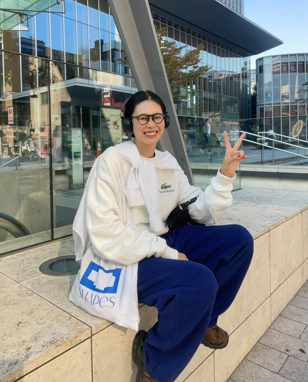 田中シェンのインスタグラム：「笑う‼️パワースポット✌️  Shirts #comolishirt  Tops @sportyandrich @lacoste  Pants @llbean  Shoes @salomon  Bag #colorsandstripes  Black bag @prada   この夜は初めてのブルーノートで @wonk_tokyo さんのライブを 見れるということで少しおめかし🤏🏻 どこがって？おプラダのバッグを持って シャツを巻いてるあたり‼️笑 _________________________  #冷やし坦々麺  @uzumaki.akasaka  _________________________  田中の中で赤坂坦々麺は @kisurin_akasaka  と決めていたのですが、あいにく本日は突然の 休業だったので、こっちも気になってた、 うず担こと赤担さんんへ🟥🤤 昼間が暑かったので冷やし坦々麺をいただきました。 届いた瞬間の良い香りったら‼️ 個人的には柚木が入ってるのかな？と思ったのですが 真相はわかりません😂　胡麻がとにかく濃厚で 混ぜ麺の中でもレベル違いの美味しさです。 希須林が男だったら、うず担は女性って感じ‼️ 隔週で交互に食べたら最高🤦🏻‍♀️💕 _________________________  #とらや赤坂店  @toraya.wagashi  _________________________  赤坂といえば！泣く子も黙るとらやです🐅 茶房なのでね、もう名前が違うので言葉遣いも ちょっとおかしくなっちゃいますよね😎 林檎形と淡路形のお菓子を抹茶グラッセで いただきございました...🧙‍♀️ 大変お上品で美味しゅうございます。 建物もとても素敵でございまする。 周りの会話でさえもお上品でした。 日本式、アフターヌーンティーな気持ちなれます！ _________________________  #ブルーノート東京  @bluenotetokyo  _________________________  念願のブルーノート❣️ しかも初めてのバンドは @wonk_tokyo  というラッキーすぎる事件✌🏻 生音に夢中でご飯を食べるのついつい 忘れちゃった☺️とにかくお客さんのノリが良い⭕️ 会場の一体感が心地よく、スローからエネルギー 感じる音楽まで1時間たくさん楽しました‼️ 最初のバーで飲んだ @claseazulofficial_jp さん のレポサドのテキーラベースのカクテル🍸 Passion が音楽とマッチしていて、フードだけ じゃなく、音楽もペアリングできるんだ‼️って 思いました😌✨🎻軽くて飲みやすくて🙆🏻‍♀️ _________________________ @toraya.confectionery located in  #akasakamitsuke area Is in very beautiful architecture and u can eat  An precisely made piece of , #wagashiart 🌸 I’ve had Apple 🍎 and #淡路潟 🐇 Both looks not eatable (bc they r so real) But taste it, it’s even better 🙋🏻‍♀️ _________________________ #赤坂カフェ #赤坂ランチオススメ  #赤坂ラーメン #赤坂散歩 #赤坂見附ランチ  #赤坂見附カフェ #赤坂見附ランチ部  #sportyandrich #llbeanstyle  #normcorefashion #メンズライクコーデ女子   #メンズファッションコーディネート  #秋メンズコーデ #シティボーイファッション  #アウトドアファッションが好き  #ストリートコーデメンズ #日本旅行✈️ #東京観光🗼  #가을패션추천 #여자코디 #셀피 #셀카」