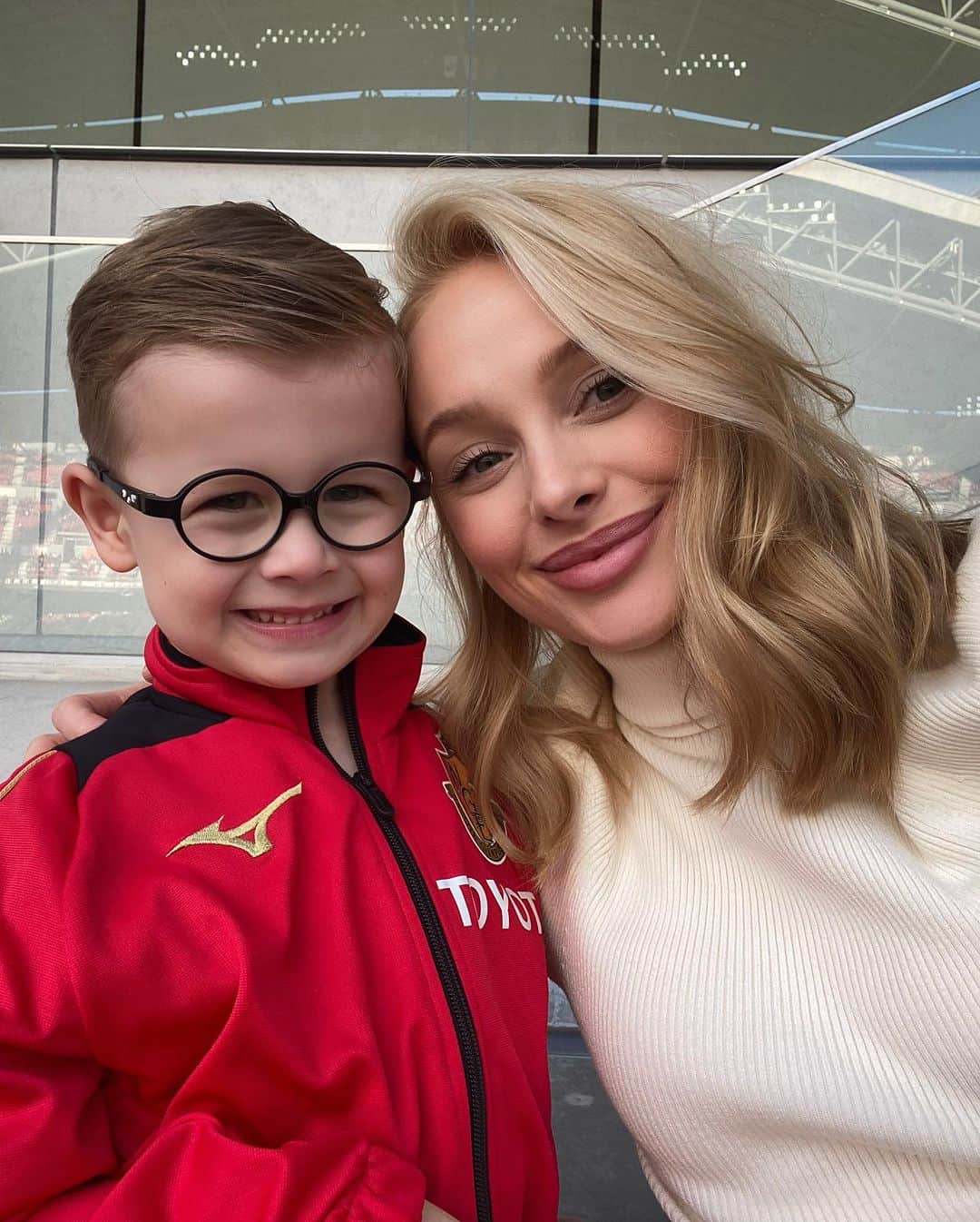 リアノン・ランゲラック（ミッチェル・ランゲラックの妻）のインスタグラム：「Santi playing with his U6 Nagoya Grampus team in the stadium before daddies game 🥹🥰」