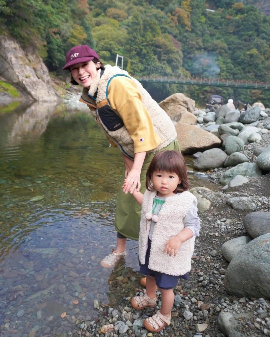 芳美リンさんのインスタグラム写真 - (芳美リンInstagram)「久しぶりの青野原野呂ロッジキャンプ場⛺  天気良くて良かった〜♡ ぽかぽか陽気だったとはいえ、 秋なので、さすがに川では泳げないよ。  お構いなしで入ろうとするラナちゃんを止めるのに、一苦労。（笑）  たまたまHalloweenシーズンだったので、 人生初のトリック・オア・トリート🎃 お菓子もらえて良かったね♡  #青野原野呂ロッジキャンプ場#相模原キャンプ#ニュートラル子供服 #性別のない子供服店#MILLET #KEEN#KEENjapan#アウトドア女子#アウトドアガール#アウトドアトドラー#outdoorToddler#リンクコーデ#シミラーコーデ#親子リンク」11月2日 19時51分 - lynn.lynn5