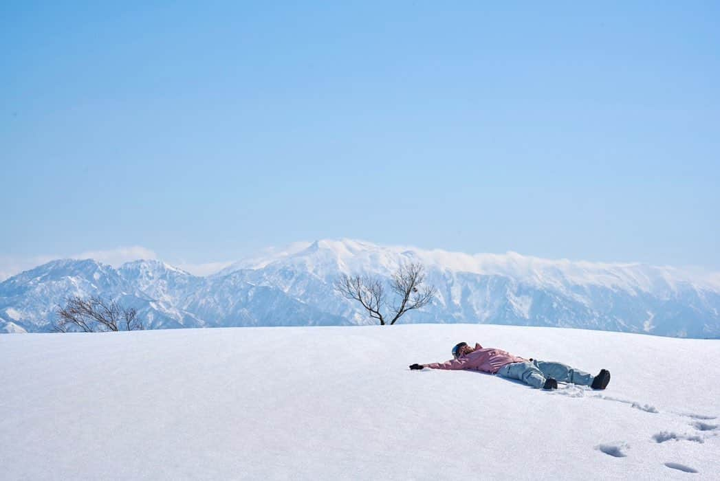 真崎かれんさんのインスタグラム写真 - (真崎かれんInstagram)「. 10/31発売の「Snow Angel」に載ってます✨ 大好きなスノボー🏂で お仕事させていただいて嬉しいです！  ぜひ見てみてね〜⛄️  #snowangel #snowangelmag  #snowboarding」11月2日 19時51分 - karen_masaki