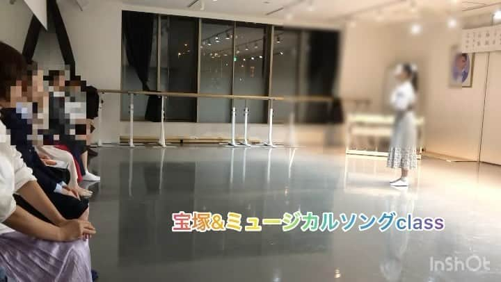 初嶺麿代のインスタグラム：「〈宝塚&ミュージカルソングclass〉 お歌が好きな一般の方〜宝塚受験生まで、みんなで一緒に音楽のじかんを楽しんでいます🎵  腹式呼吸の練習から始まり基礎発声レッスン。 その後は毎回色々な楽曲を歌っています♪ 仕上がったら、発表会を。  1人で歌ったり、グループで歌ったり、恥ずかしい方は聴いていたりと、、生徒さんの希望に合わせていますから、気負わず気軽にいらしてください♪♪ 腹式呼吸のマスターは健康美容にも良い🙆 大きな声で思い切り歌うと、 もう楽しくって気分もスッキリリフレッシュですよっ🥰✨  11月のレッスン曲は、 王家に捧ぐ歌〜アイーダ〜より 〈世界に求む〉＊台詞付き  私が最も大切にしているのは、心を自由にすること。 上手いからとか下手だからとかではなく、表情豊かに、表現の楽しさを全身で感じてくださいね❤️役として歌いましょう♪  御体験レッスンお気軽に🎵 ソング系クラス 〈池袋スタジオ〉 火曜日19:50 土曜日14:40 〈学芸大学スタジオ〉 水曜日20:30  #ミュージカル #宝塚 #ソングクラス #声楽 #歌 #宝塚受験  #宝塚受験生 #宝塚#受験スクール #宝塚og  #大人女子の習い事 #ボイトレ  #ハツネスタジオ」