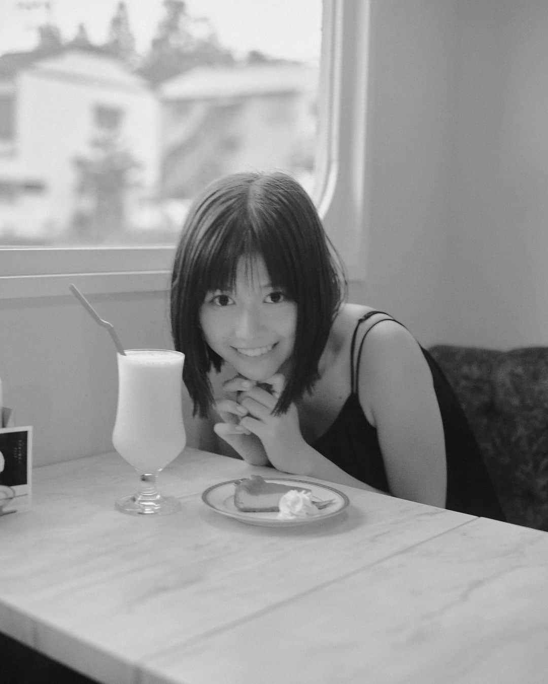 冴木柚葉のインスタグラム：「. 夏の思い出🌞  ひっそり感がたまらないcafe チーズケーキもバナナジュースも絶品でした🤭  cafe @tokyo_kogai  camera @satoruakiba_  #喫茶東京郊外」