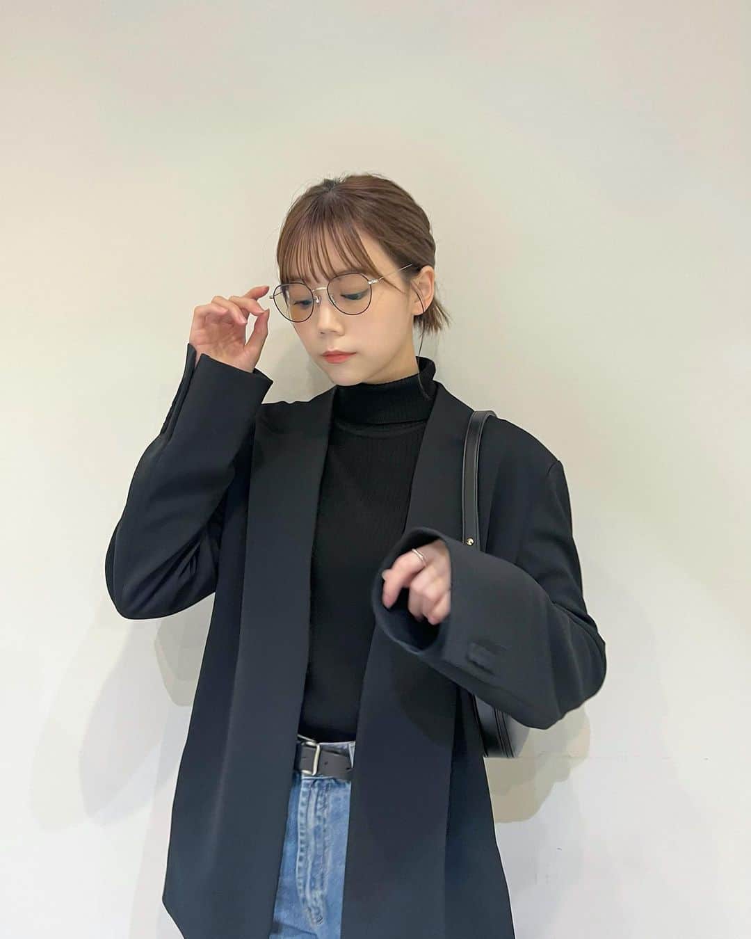 千田麻実のインスタグラム：「⠀ 今年秋長くてうれしいね☺︎ 新しいかわわなメガネ👓  #私服」