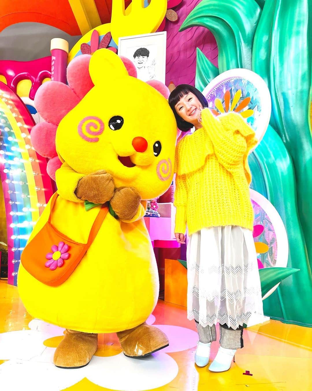 千秋のインスタグラム：「ヒルナンデスに出ました💛 実は今日、子どもの頃から一緒の木村昴くんと、声のお仕事以外で初共演でした。 そして隣には自分の師匠であるナンチャン。 とっても嬉しい生放送でした♪  11/10発表の新しいブランドの真珠pearl🤍 一足早く付けました。どうかな？  #ヒルナンデス #日テレ #生放送 #ナンチャン #木村昴  この写真目がチカチカする💛☀️🐤🌼🍋 わたしの顔、能面みたい🎭」
