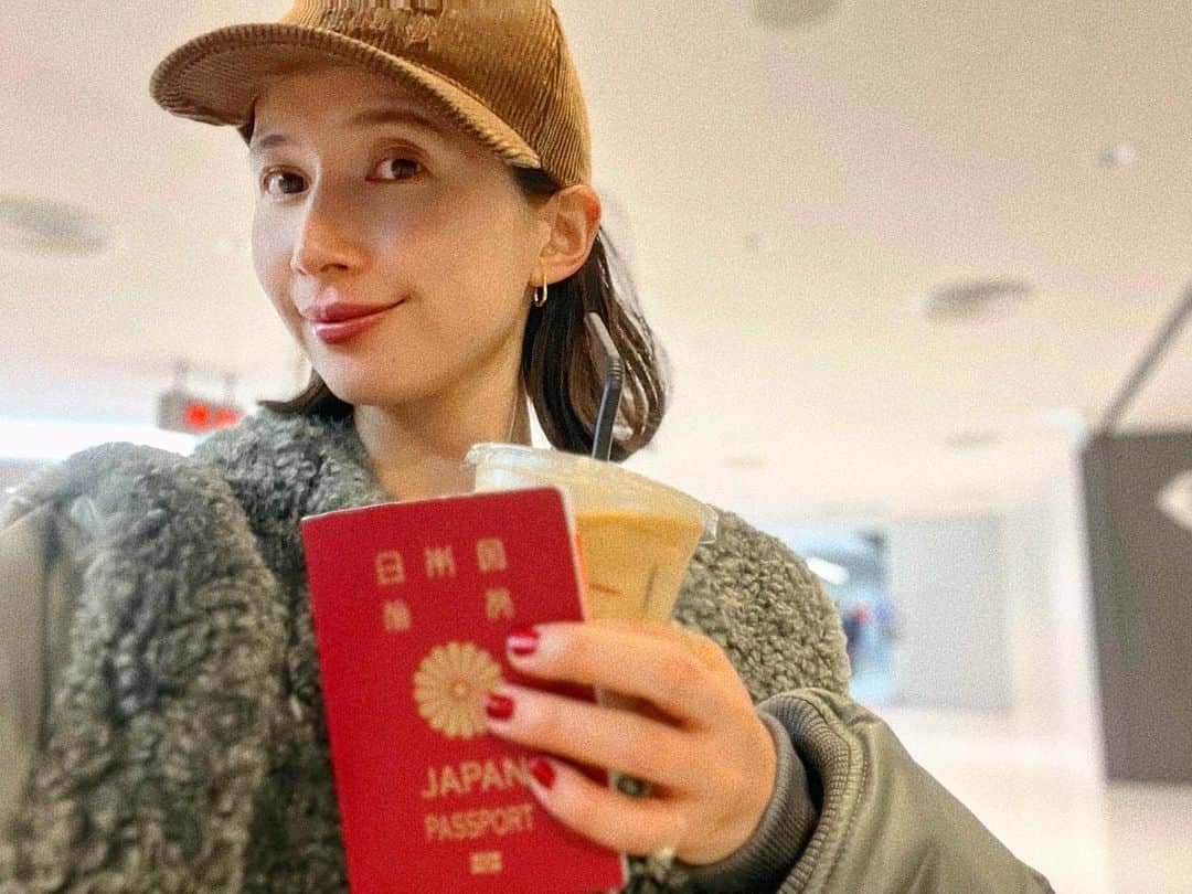 kazumiのインスタグラム：「私の秋休みはじまり〜。 みんなと現地で合流するから 今回は1人で🇯🇵✈︎✈︎✈︎🇰🇷 初の夜便。ちょうど一年ぶり。 大好きな韓国！ 弾丸だけどとってもとっても楽しみ！  다녀오다🫶🫶🫶 #kazumi旅#kazumi#韓国旅行 #韓国#korea」