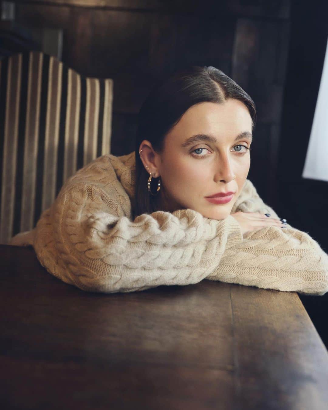ELLE UKのインスタグラム：「‘I love a gift that is super niche to me, that maybe I talked about, at some point. I also love a gift that's genuinely useful in some way, you know, something that's not necessarily excessive but something that will genuinely be used, like a cute purse that I'm going to use every day.'  The multi-hyphenate creator @emmachamberlain talks to ELLE UK about her longtime love affair for all-things Levi's denim and the art of gift giving, at the link in our bio.」