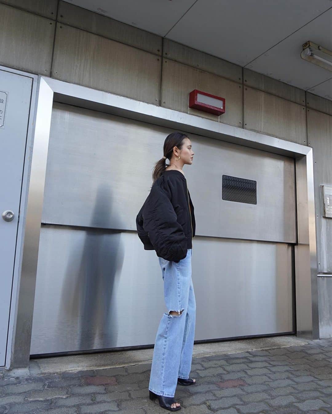 Rika Sasaki JPNさんのインスタグラム写真 - (Rika Sasaki JPNInstagram)「寒くなってきたからMA-1🖤 ボリューミーなお袖とショート丈かわいい🥹 やぱこーゆうカジュアルなコーデがすっき🫶🏼 @aeddy.official  色違いでグレーもあるよん🩶」11月2日 20時04分 - ymst_rika