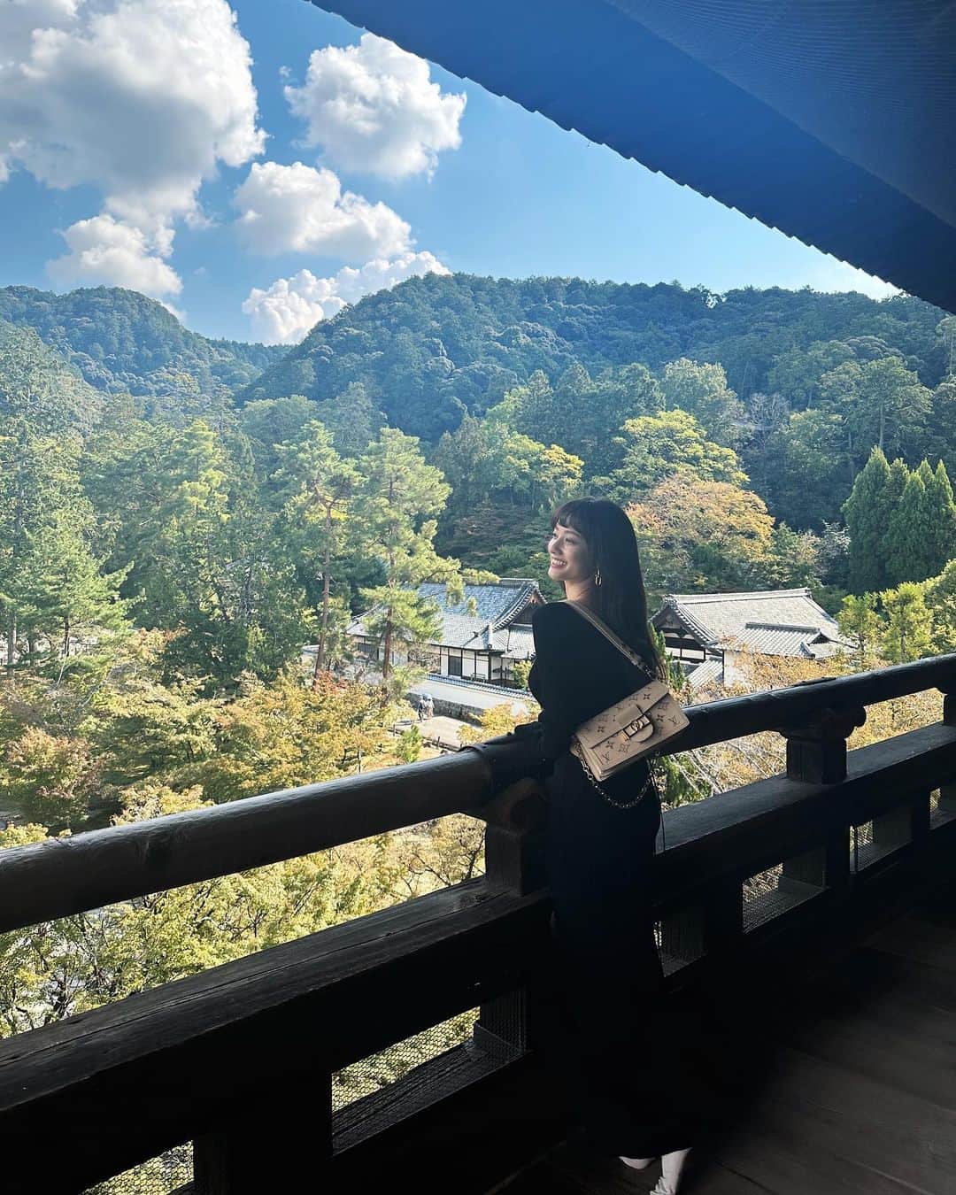 谷まりあさんのインスタグラム写真 - (谷まりあInstagram)「京都旅、初の南禅寺さん☺️ 空気が本当に気持ちよくて、心がスッキリしました✨✨  物事に良いも悪いもない。 お坊さんにして頂くお話しが心に沁みます🥰 京都に行くと毎度シンプルに生きることの大切さを思い出させてくれる気がします☺️ またすぐにでも行きたいなぁ  日本の文化まだまだ学びたい🤭  #louisvuitton #pr #b_marimari」11月2日 20時04分 - mariaaaa728