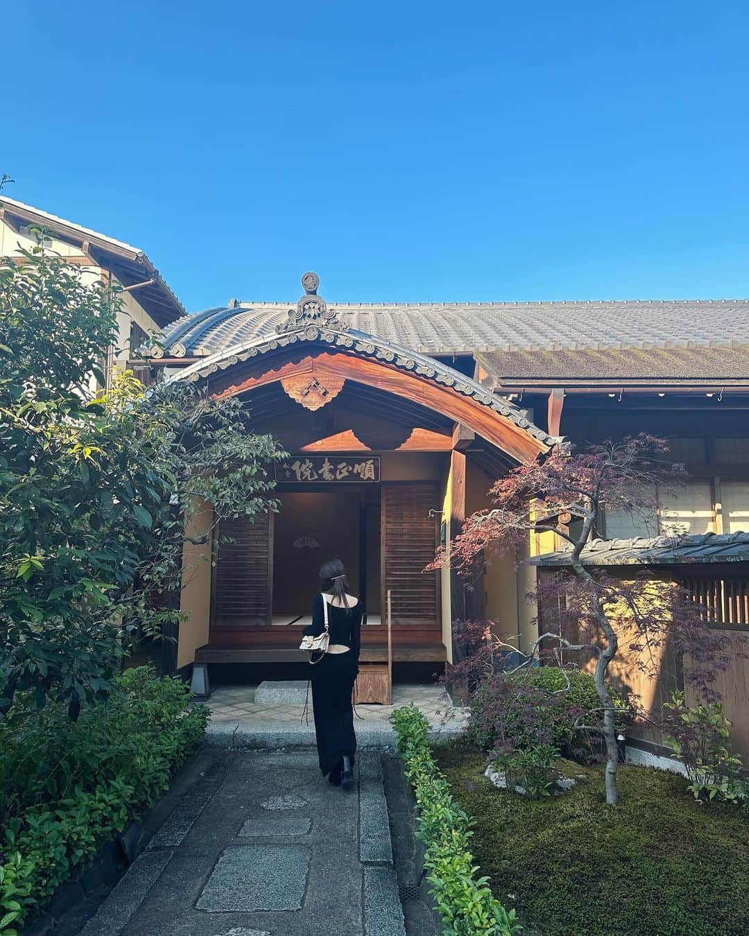 谷まりあさんのインスタグラム写真 - (谷まりあInstagram)「京都旅、初の南禅寺さん☺️ 空気が本当に気持ちよくて、心がスッキリしました✨✨  物事に良いも悪いもない。 お坊さんにして頂くお話しが心に沁みます🥰 京都に行くと毎度シンプルに生きることの大切さを思い出させてくれる気がします☺️ またすぐにでも行きたいなぁ  日本の文化まだまだ学びたい🤭  #louisvuitton #pr #b_marimari」11月2日 20時04分 - mariaaaa728