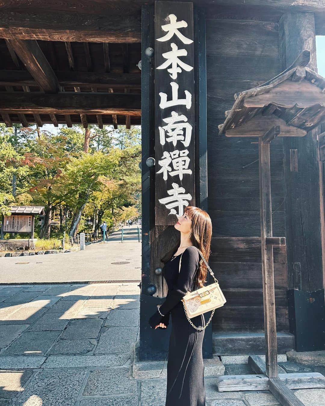 谷まりあさんのインスタグラム写真 - (谷まりあInstagram)「京都旅、初の南禅寺さん☺️ 空気が本当に気持ちよくて、心がスッキリしました✨✨  物事に良いも悪いもない。 お坊さんにして頂くお話しが心に沁みます🥰 京都に行くと毎度シンプルに生きることの大切さを思い出させてくれる気がします☺️ またすぐにでも行きたいなぁ  日本の文化まだまだ学びたい🤭  #louisvuitton #pr #b_marimari」11月2日 20時04分 - mariaaaa728