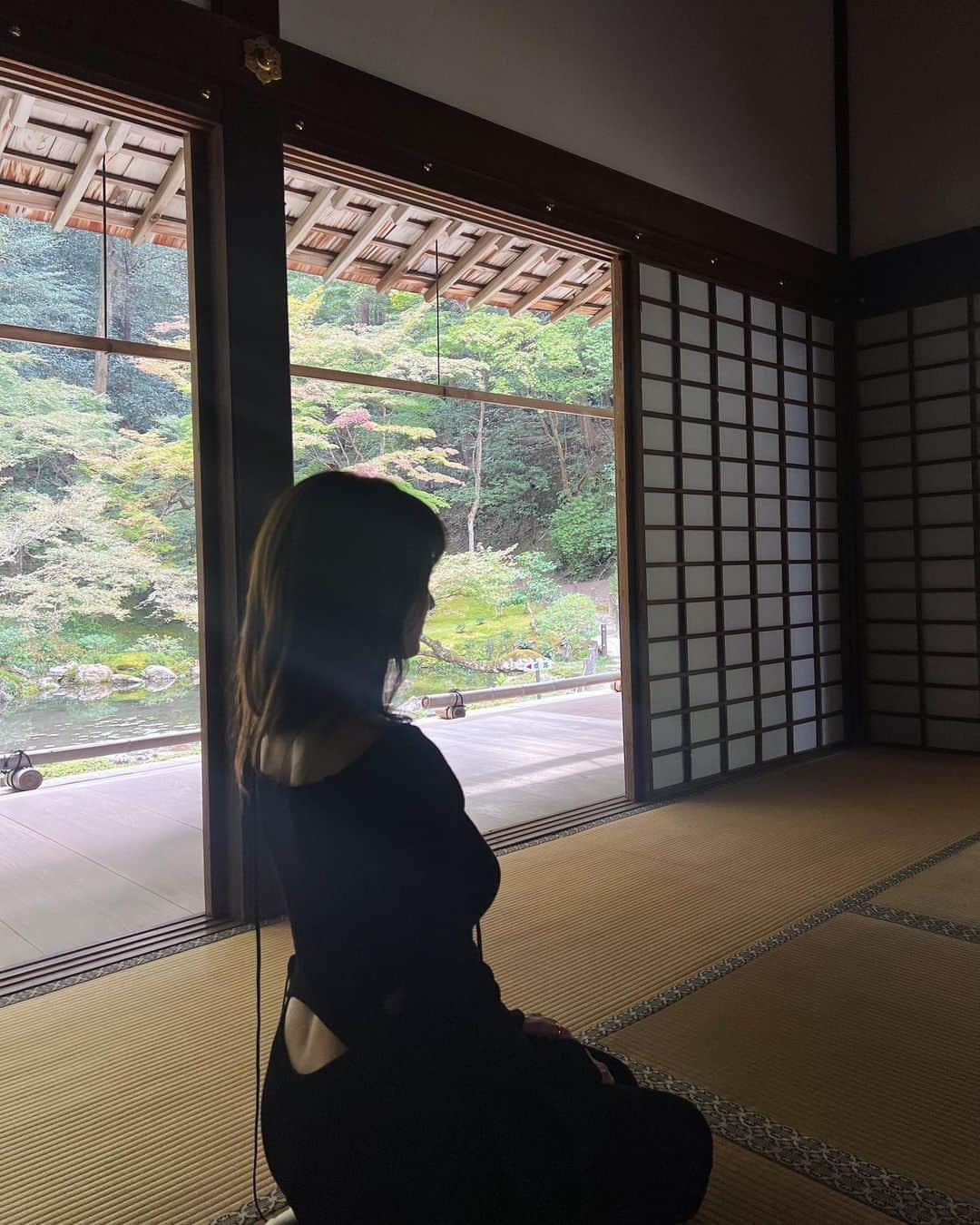 谷まりあさんのインスタグラム写真 - (谷まりあInstagram)「京都旅、初の南禅寺さん☺️ 空気が本当に気持ちよくて、心がスッキリしました✨✨  物事に良いも悪いもない。 お坊さんにして頂くお話しが心に沁みます🥰 京都に行くと毎度シンプルに生きることの大切さを思い出させてくれる気がします☺️ またすぐにでも行きたいなぁ  日本の文化まだまだ学びたい🤭  #louisvuitton #pr #b_marimari」11月2日 20時04分 - mariaaaa728