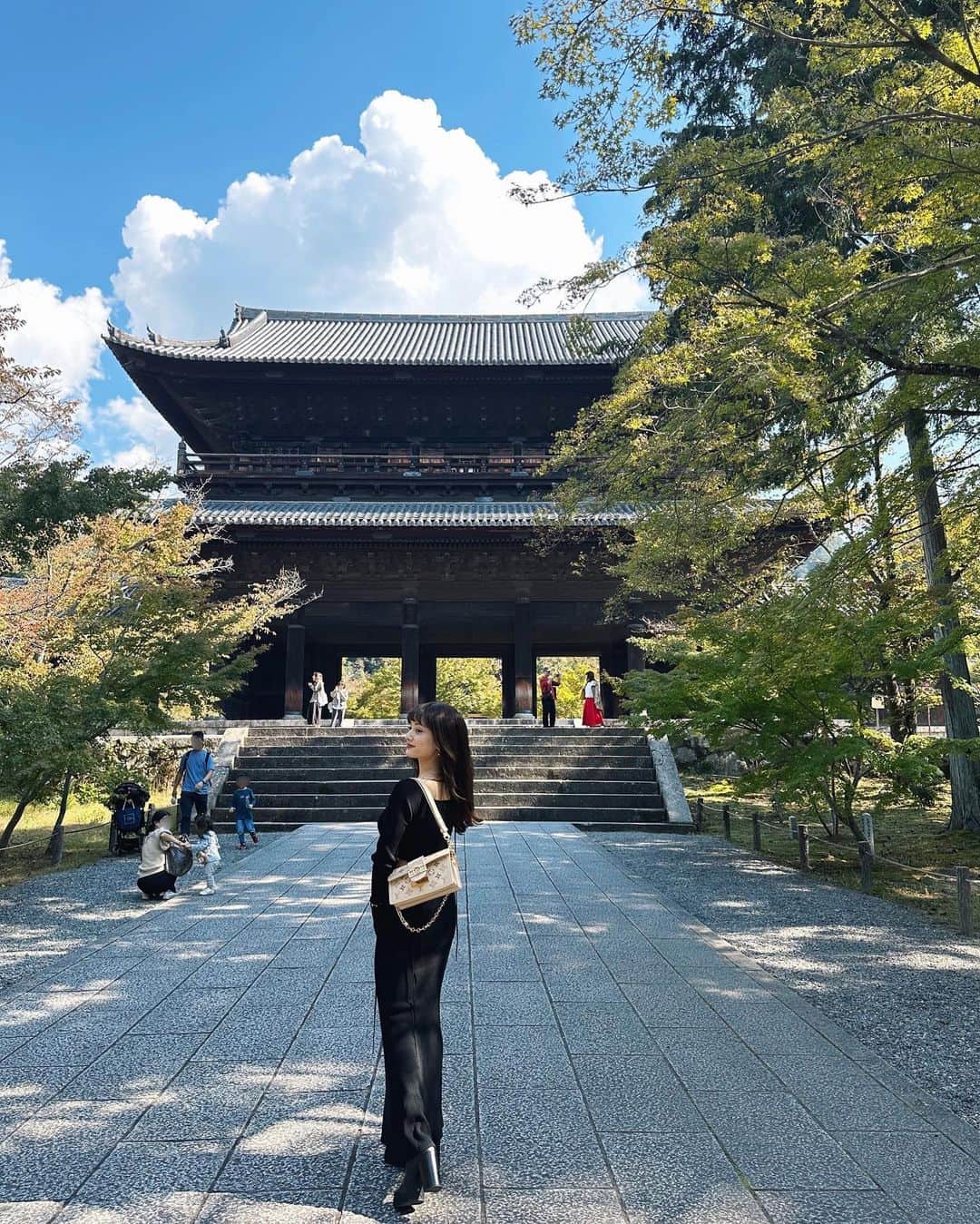 谷まりあのインスタグラム：「京都旅、初の南禅寺さん☺️ 空気が本当に気持ちよくて、心がスッキリしました✨✨  物事に良いも悪いもない。 お坊さんにして頂くお話しが心に沁みます🥰 京都に行くと毎度シンプルに生きることの大切さを思い出させてくれる気がします☺️ またすぐにでも行きたいなぁ  日本の文化まだまだ学びたい🤭  #louisvuitton #pr #b_marimari」