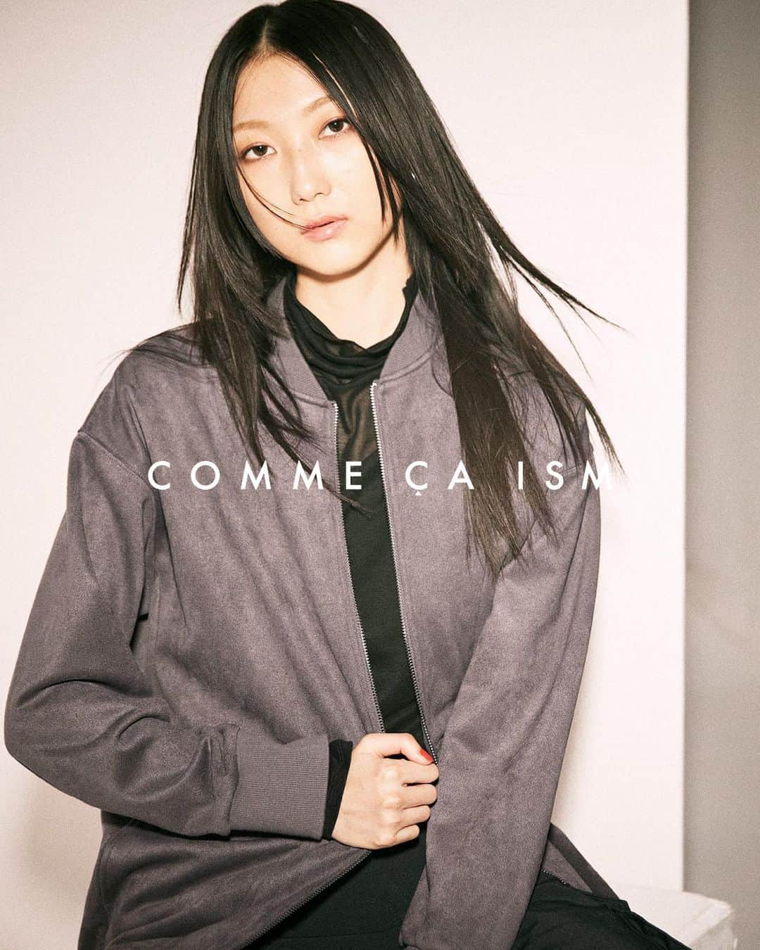 COMME CA ISMのインスタグラム：「… 品のある表情が魅力なフェイクスエードブルゾン 品番12-21BE07(7,900円) ※プロフィールのリンク🔗からオンラインストアに移り、検索で↑の品番を打ち込むと商品に移ります。  ドロップショルダーでゆったりシルエットの ボンバーブルゾン カジュアルなデザインですが、 滑らかな肌触りのフェイクスエード素材で 上品な印象に仕上がっています 程良い厚みの素材で秋冬に着回しやすいアイテムです ユニセックスでお愉しみいただけます  #commecaism #コムサイズム #ファッション #ファッションコーデ #レディースコーデ #秋コーデ #ブルゾン #フェイクスエード #フェイクスエードブルゾン   @commecaism_official」
