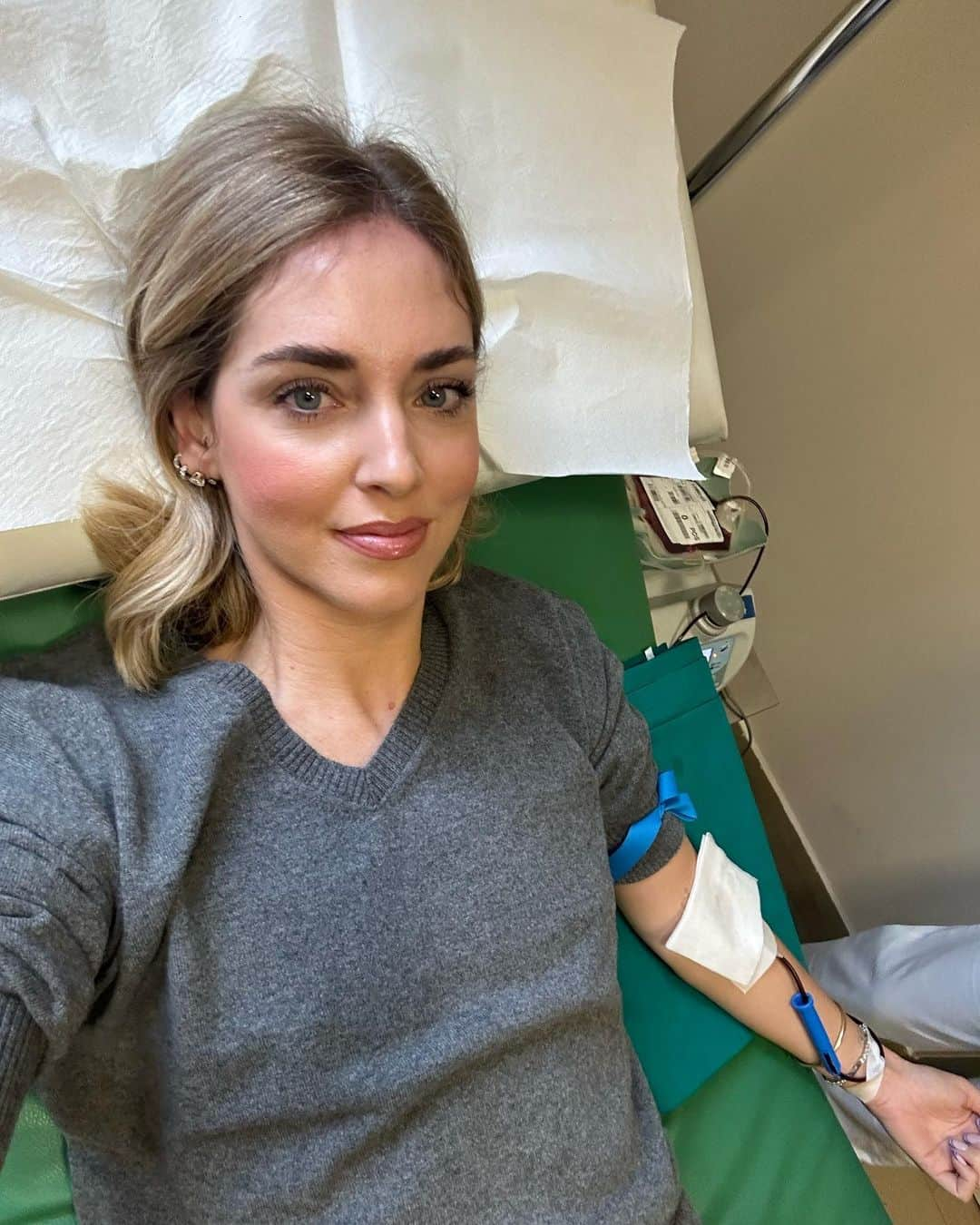 キアラ・フェラーニさんのインスタグラム写真 - (キアラ・フェラーニInstagram)「Da tempo volevo diventare donatrice di sangue ed oggi finalmente ho fatto la mia prima donazione 🥹🩸 Un piccolo gesto che però tanto piccolo non è: una singola donazione aiuta come minimo tre pazienti riceventi (ogni sacca viene divisa in plasma, piastrine e globuli rossi) ed il sangue donato aiuta anche la ricerca verso moltissime malattie e patologie. Donare sangue ha dei vantaggi anche verso il donatore: ad ogni donazione vengono fatti diversi screening di medicina preventiva.  Si dà per scontato che le strutture ospedaliere abbiano tanto sangue a disposizione ma mi è stato detto che invece spronare la gente a donare è importantissimo perchè c’è sempre più bisogno: se avete sempre voluto farlo e non avete mai provato non abbiate paura, tutto il procedimento è veloce ed assolutamente non doloroso.  Grazie a tutti i donatori per aver salvato la vita di migliaia di persone, compresa quella di mio marito.  Sono orgogliosa di esserlo diventata anche io 🥹」11月2日 20時04分 - chiaraferragni