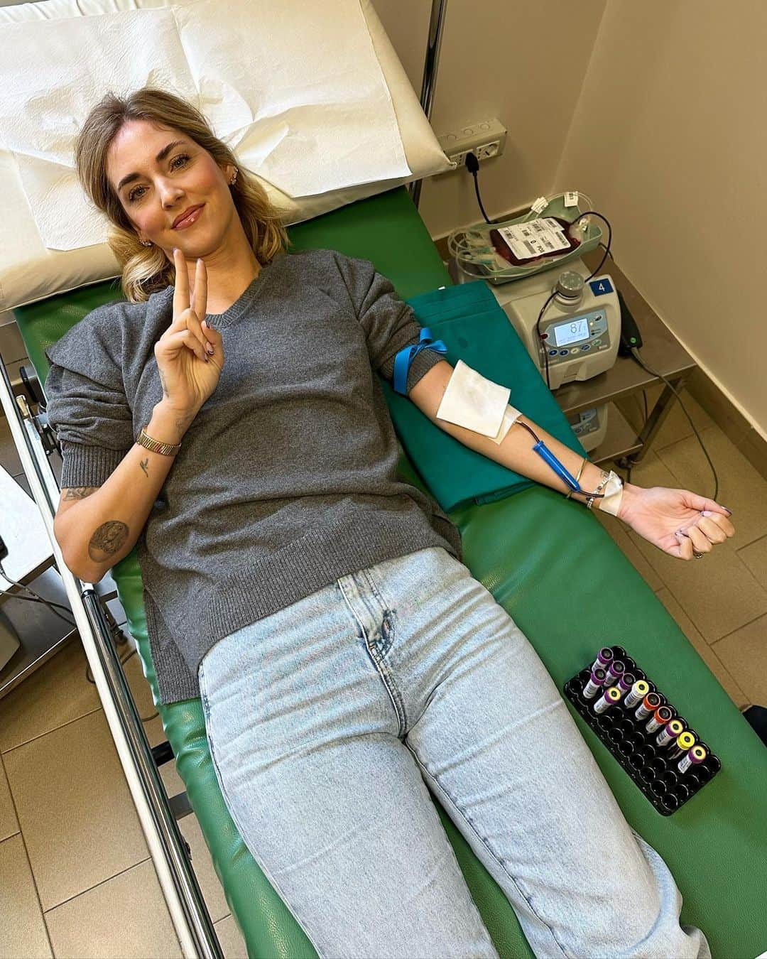 キアラ・フェラーニさんのインスタグラム写真 - (キアラ・フェラーニInstagram)「Da tempo volevo diventare donatrice di sangue ed oggi finalmente ho fatto la mia prima donazione 🥹🩸 Un piccolo gesto che però tanto piccolo non è: una singola donazione aiuta come minimo tre pazienti riceventi (ogni sacca viene divisa in plasma, piastrine e globuli rossi) ed il sangue donato aiuta anche la ricerca verso moltissime malattie e patologie. Donare sangue ha dei vantaggi anche verso il donatore: ad ogni donazione vengono fatti diversi screening di medicina preventiva.  Si dà per scontato che le strutture ospedaliere abbiano tanto sangue a disposizione ma mi è stato detto che invece spronare la gente a donare è importantissimo perchè c’è sempre più bisogno: se avete sempre voluto farlo e non avete mai provato non abbiate paura, tutto il procedimento è veloce ed assolutamente non doloroso.  Grazie a tutti i donatori per aver salvato la vita di migliaia di persone, compresa quella di mio marito.  Sono orgogliosa di esserlo diventata anche io 🥹」11月2日 20時04分 - chiaraferragni