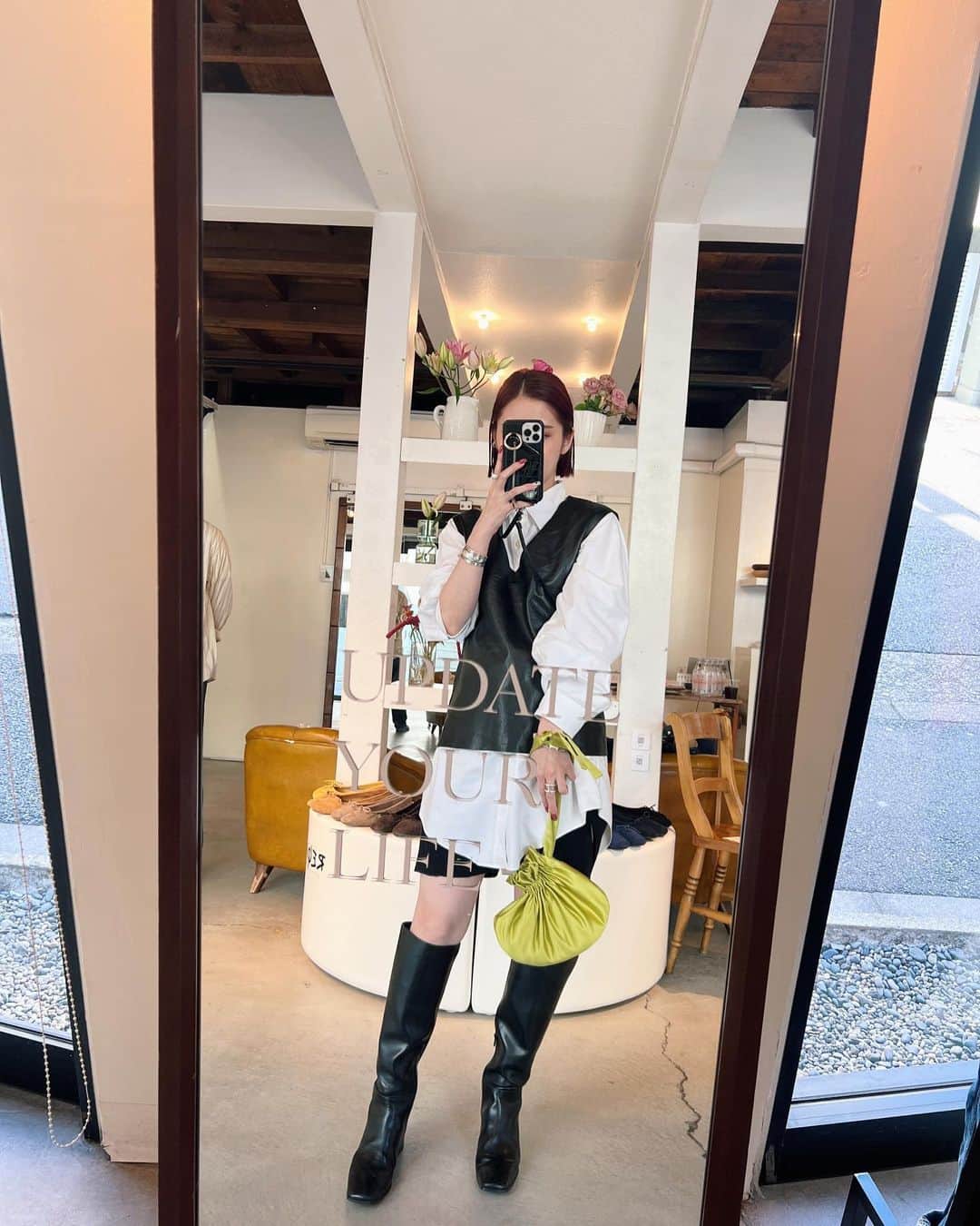 Hitoのインスタグラム：「. 以前 @vcm_vintagecollectionmall のパシフィコにて お世話になった @d2lab_official さんのイベント！  D2lab.さんがセレクトされている様々なブランドを、実際に見られます✨  わたしは @abronzeage のBagをGET🦖 1つずつハンドメイドで作られたカナダのブランド。 ビビッドなグリーンに一目惚れ💚 受注生産を行うことで在庫を持たない取り組みにも力を入れてるみたいです！  こちらのアイテムは11/3-5まで、中目黒で開催される先行販売会にて購入できるそうです！ （11/5からはオンラインでも💻）　  沢山素敵なアイテムがセレクトされているので是非是非行ってみてください💭  tops...vintage（ブルックスブラザーズのメンズシャツ🐖） best...vintage（レザー素材が良き☺︎） bag... @abronzeage」