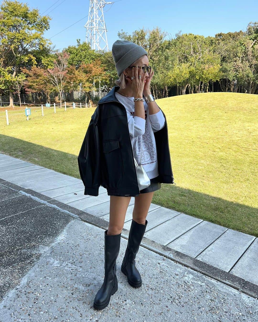 annaのインスタグラム：「.  またまた @mivialoca のスウェット🫶 ロゴが可愛くて好きなんだ❤️‍🔥❤️‍🔥  jacket ⋆ @ciaopanictypy  tops ⋆ @mivialoca  pants ⋆ @__segur.__  bag ⋆ @shein_japan  shoes ⋆ @jeanasis_official   #冬コーデ#秋コーデ#カジュアルコーデ#大人カジュアルコーデ#オトナカジュアルコーデ#ゆるコーデ#158cmコーデ#骨格ナチュラルコーデ#きょこ#30代ファッション#30代コーデ」