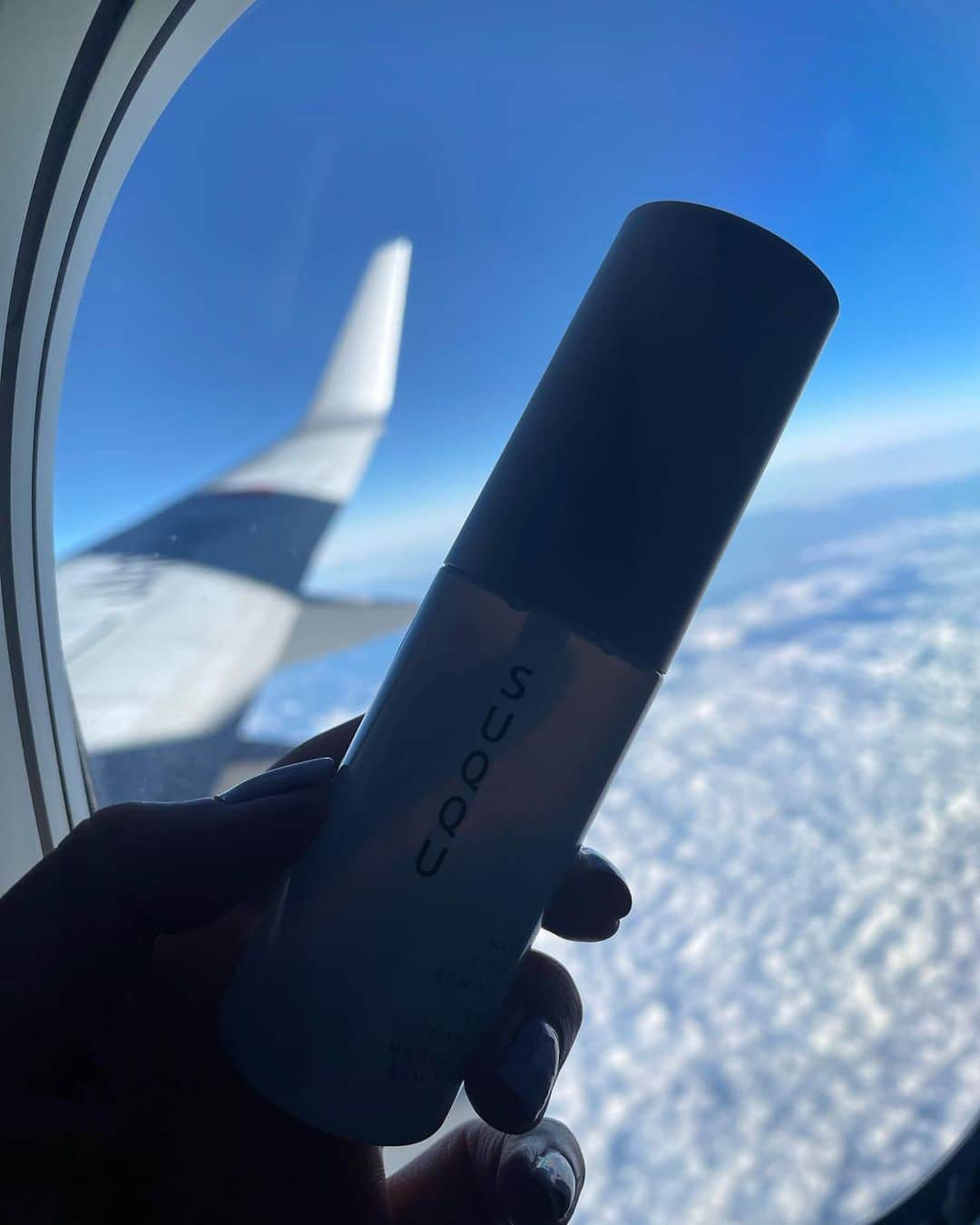 木下ココさんのインスタグラム写真 - (木下ココInstagram)「旅用スキンケア✈️🚿 ・ 撮影前に @suqqu_official のVIALUME the maskを✌️♡ ・ 輪郭までしっかり保湿してくれる贅沢な着け心地で、とろみ系のテクスチャーがめちゃ潤うの🫗✨お香の様な落ち着く香りはリラックスしたい夜にぴったり🌜 ・ コンパクトなサイズ感がハマって最近持ち歩いていたスプレータイプの化粧水は、行きのフライトでなくなって2本目に突入☺️✌️ ・ 粒子の細かいストレスフリーなミストが肌をモチモチにしてくれてお気に入り✨ ・ ・ ・ ・ #skincare #suqqu  #mask #beautytips  #スキンケア #乾燥肌  #美容 #シートマスク #木下ココ」11月2日 19時59分 - cocot_chan