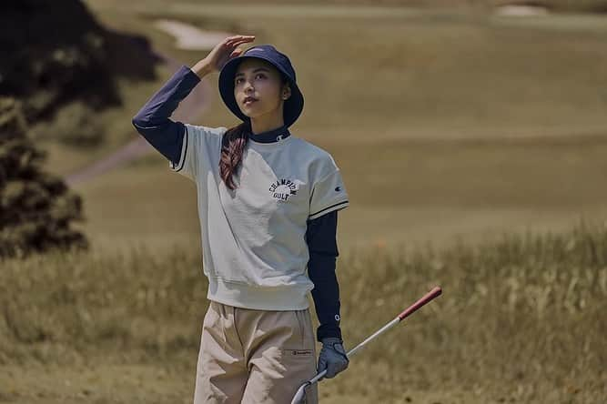 石井エミリーのインスタグラム：「champion GOLF 23FW women'sに出演しています⛳️  スタッフの方が面白い方ばかりでずっと笑ってた気がするなぁ😂🫶🏽 おかげで自然体で素敵な仕上がりになってるのでぜひcheckしてみてね🏌️‍♀️」