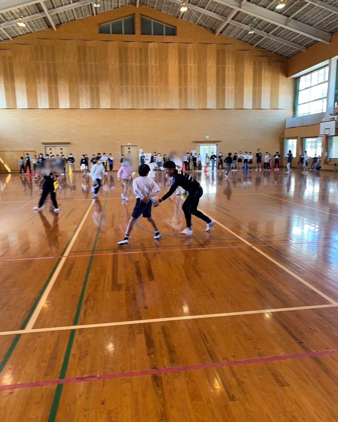 高橋義希さんのインスタグラム写真 - (高橋義希Instagram)「佐賀市立兵庫小学校で出前サガン鳥栖！  玄関にはようこそ！高橋義希さんとメッセージ！  そして体育館にもたくさんのメッセージがあり、生徒の皆さんが一生懸命作ってくれたのが伝わりました。 感謝！  今日は ミスターサガンカップ(しっぽとり) が行われ(^^) 僕はハンターで参加！  その後は 夢　努力　感謝をテーマで講演  色々と楽しい時間でした。 兵庫小学校の皆さんありがとうございました。  #佐賀市 #兵庫小学校 #サガン鳥栖 #サガンリレーションズオフィサー」11月2日 19時59分 - yoshikitakahashi14