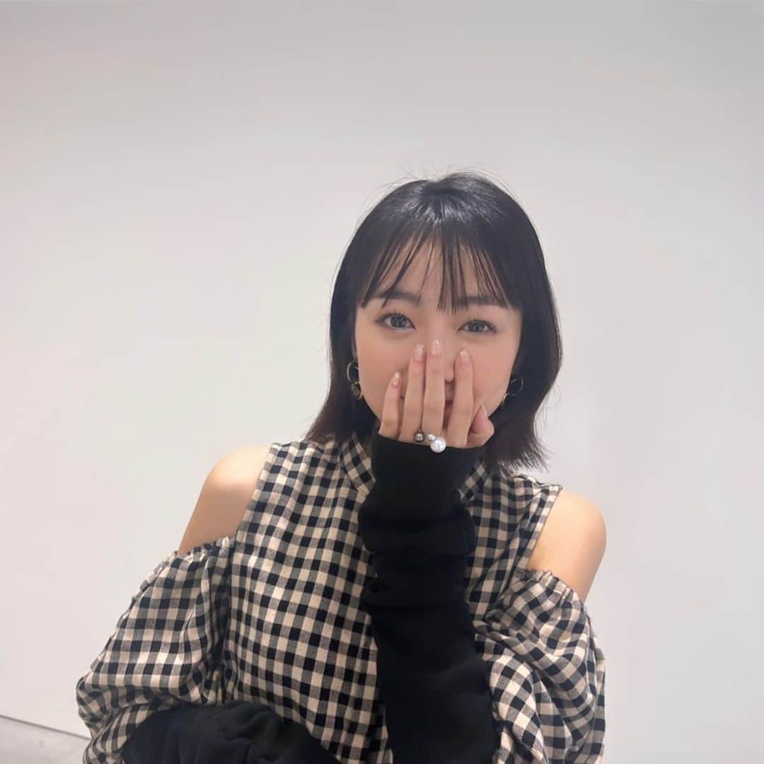 高田夏帆のインスタグラム：「突破ファイル放送中✈︎ 安斉ちゃんとスタジオにお邪魔してまーす☺︎ 急げ急げいっ」