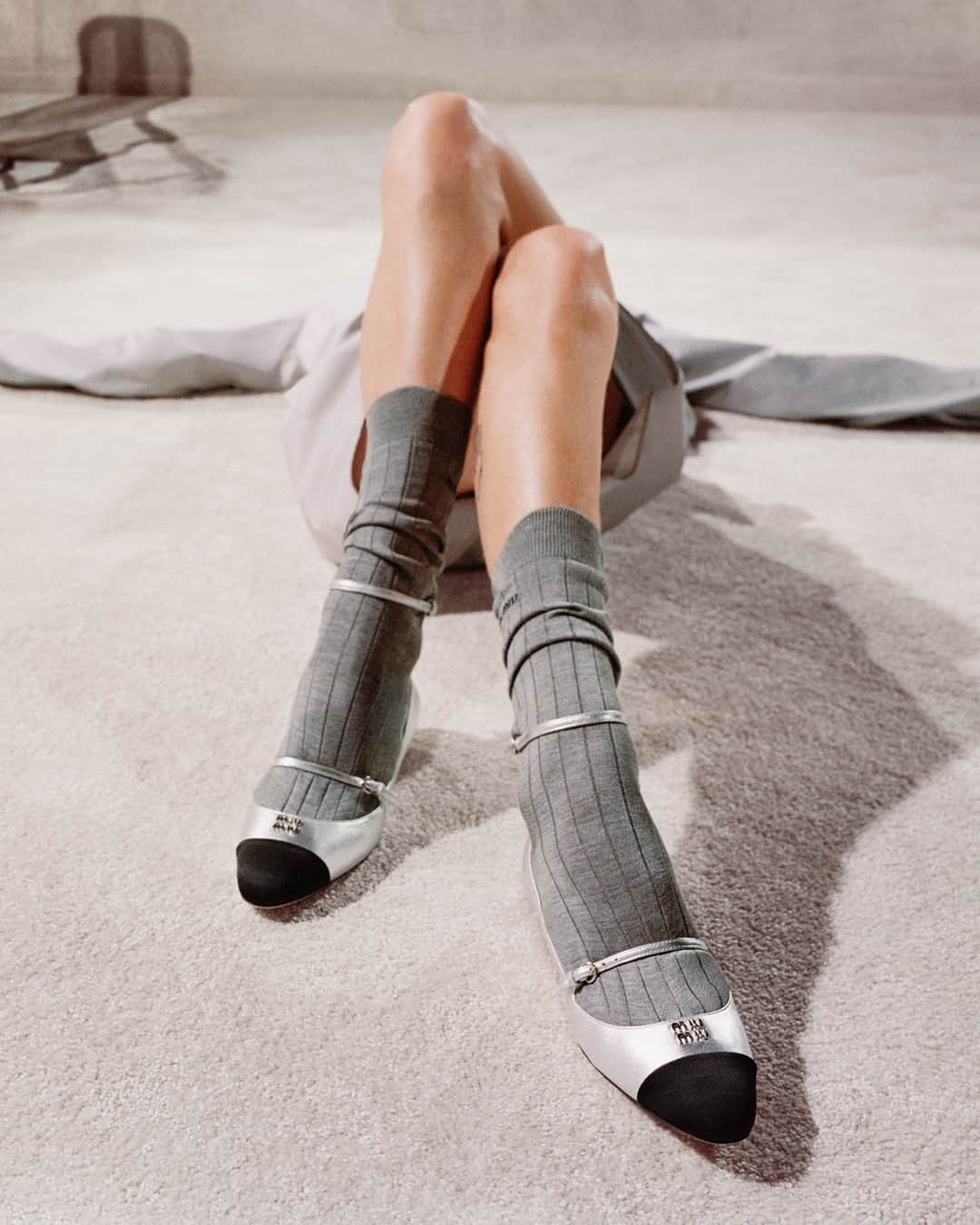 のインスタグラム：「An eased opulence distinguishes Miu Miu Holiday campaign.   Featuring @EmmaLouiseCorrin. Photographed by @ZoeGhertner. Creative direction by @EdwardQuarmby. Styled by @LottaVolkova.  #MiuMiuHoliday」