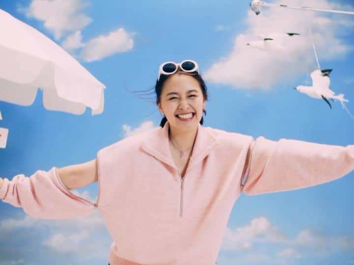 有華(ゆか) のインスタグラム：「7.Darling Darling🏄⛱️ . 初めての夏ソング！ やりたい事がてんこ盛りやって 2番終わりの波に飲まれるところとか レコーディング楽しかったな〜🤣🤣✨✨ この映像もめっちゃお気に入り🤣🤣!!!! (腰高すぎるやろ) . 📹 @nao_sgmt 💄 @3forest_hairmake  👗 @eieioieie  👚@atmos.pink_official 👖@mici_official_ @rosebud_official_」