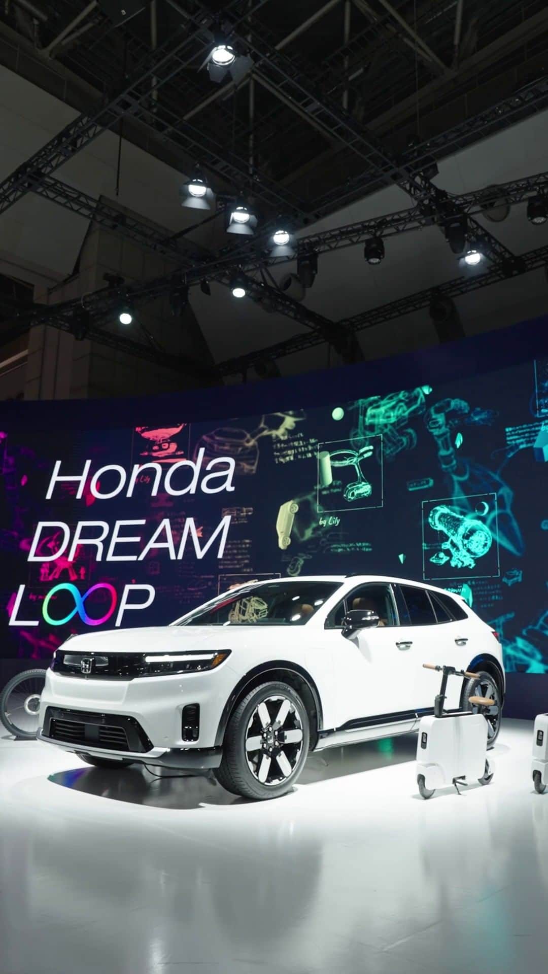 Honda 本田技研工業(株)のインスタグラム：「#PROLOGUE Prototype On Display at #JMS2023  As the name suggests, PROLOGUE symbolizes the key role it plays in Honda’s electrification strategy of EVs in North America, and it is displayed to the public for the first time in Japan.  The Motocompacto, a lightweight and compact body yet powerful scooter with a maximum range of around 12miles on a full charge, and the e-MTB, a new electric mountain bike that combines the fun of motorcycle and MTB riding, are also on display.  #JapanMobilityShow で #プロローグ 展示中  北米におけるEV本格展開の先駆けであるPROLOGUEが日本初の一般公開。  軽くコンパクトながらフル充電時の最大航続距離は約19kmとパワフルなMotocompacto（モトコンパクト）と、モーターサイクルとMTBのFUNが融合した新しい乗り味のe-MTBも展示中です。  #ThePowerOfDreams #HowWeMoveYou」