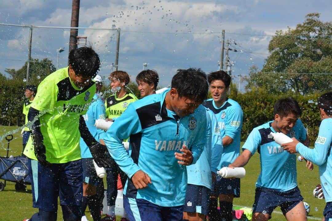 ジュビロ磐田のインスタグラム：「. 先日の練習終わり…  10月29日に誕生日を迎えた #山本康裕 選手と、 チームメイトに引退を伝えた #八田直樹 選手。  もちろん、盛大に祝福されました🚿🚿  #ジュビロ磐田 #jubilo」