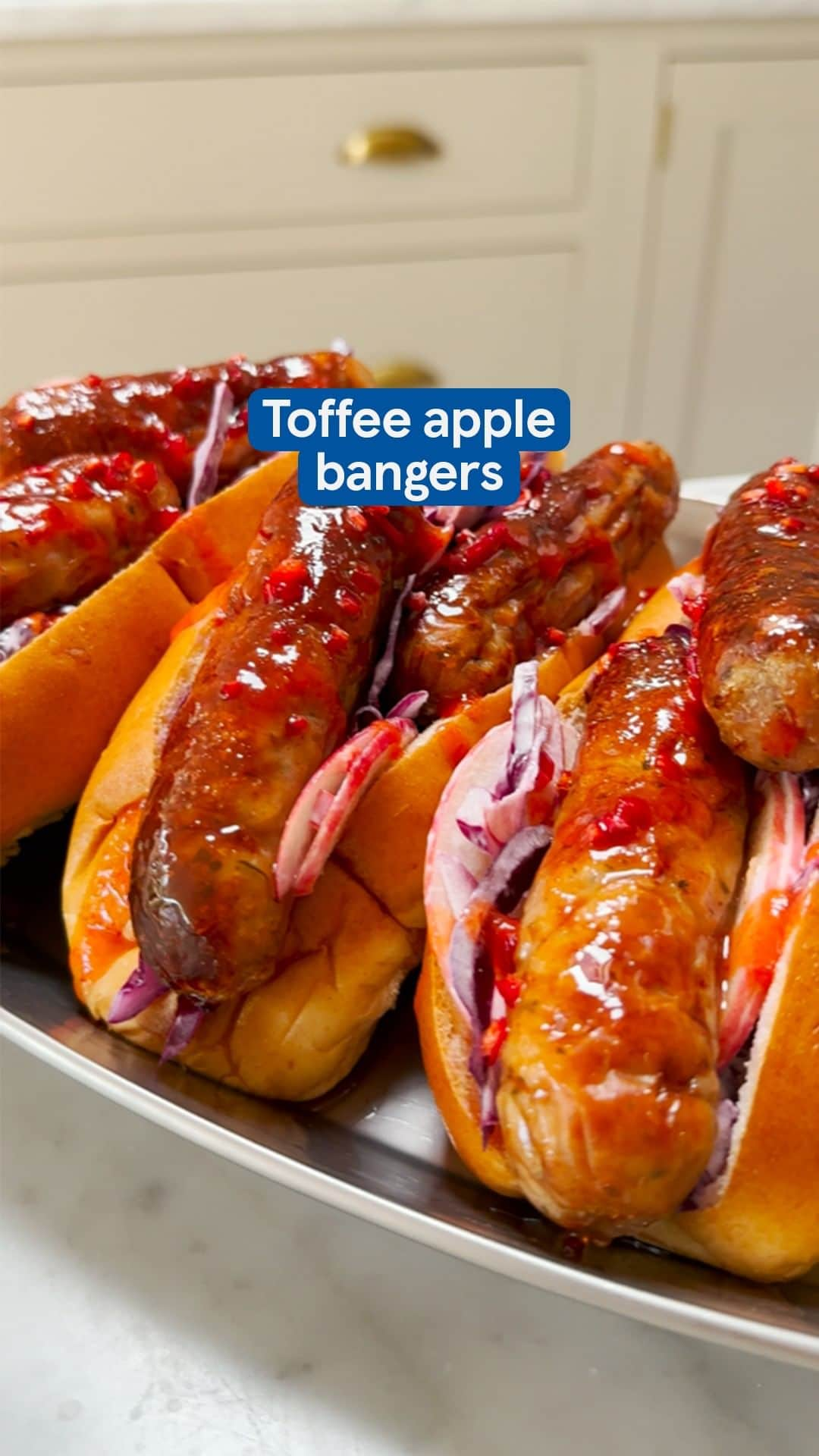 Tesco Food Officialのインスタグラム：「These toffee apple hot dogs make for the ultimate bonfire night feast 💥✨ Head to the link in bio for the recipe that pairs honey-glazed sausages with sweet apple and red cabbage slaw.」