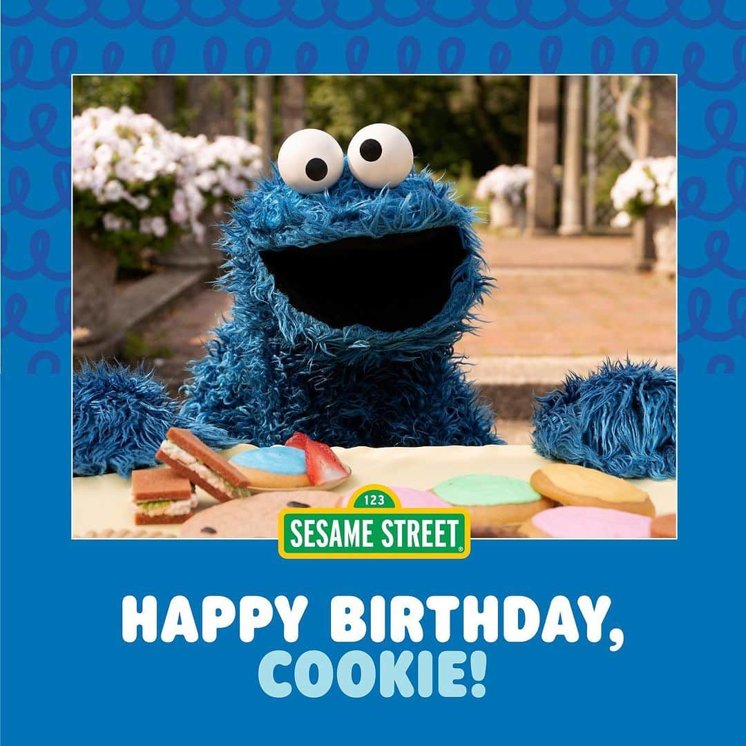 セサミストリートのインスタグラム：「笑いたいとき、温かいハグが欲しいとき、美味しいクッキーが食べたいとき、 いつもこのモンスターが君のそばにいるよ。 今日はクッキーモンスターのお誕生日🎂🍪🎉 おめでとう！  #HBDCookieMonster」