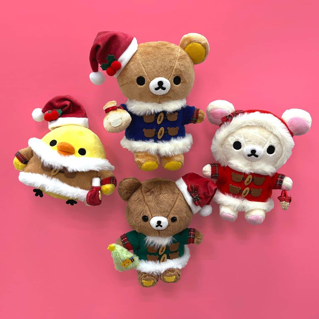 ☆期間限定リラックマ公式Instagram☆のインスタグラム：「🎄11月発売🎄  リラックマたちがキラキラなタウンへのお出かけを楽しむ姿がかわいい🌟✨ 「ホリデータウンクリスマス」がテーマのクリスマスぬいぐるみができました🎅  お揃いのコートはチェック柄がポイントです🧥  リラックマたちとキラキラなクリスマスを🔔  #リラックマ #コリラックマ #キイロイトリ #チャイロイコグマ #rilakkuma #korilakkuma #kiiroitori #chairoikoguma  #🎄 #クリスマス  #ぬいぐるみ  #かわいい」