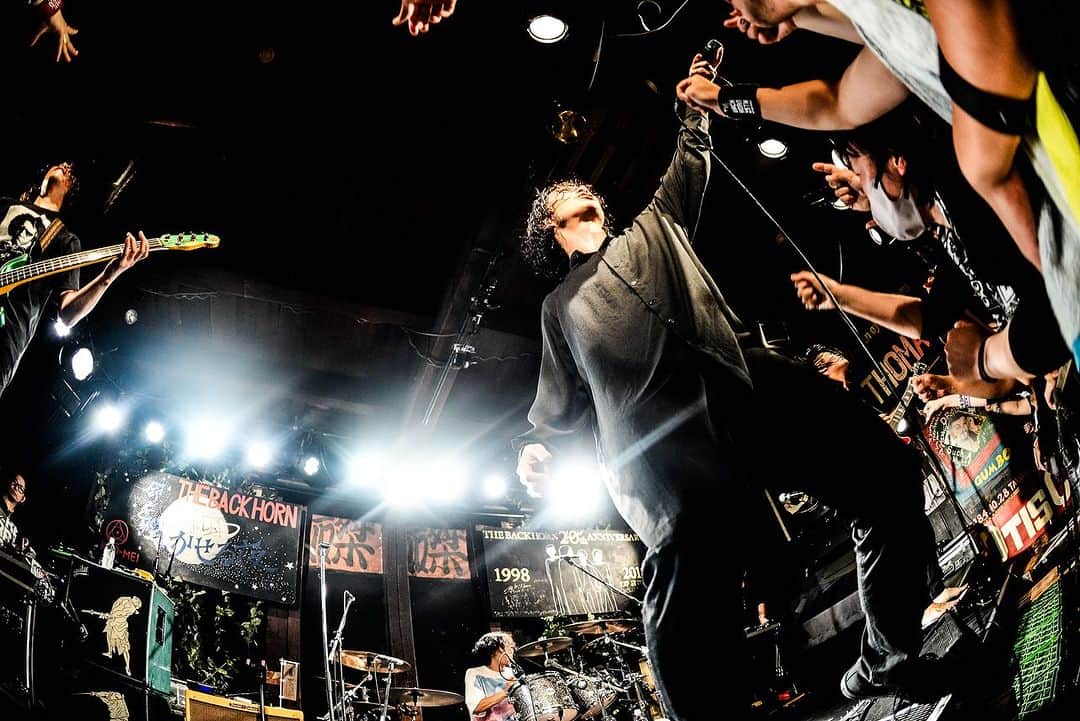 THE BACK HORNのインスタグラム：「［LIVE PHOTO］ 2023.10.29 sun THE BACK HORN 25th Anniversary 「KYO-MEIワンマンツアー」〜共鳴喝采〜 at 京都磔磔 -—————— ▶︎NEXT LIVE 2023.11.12 sun THE BACK HORN 25th Anniversary 「KYO-MEIワンマンツアー」〜共鳴喝采〜 at 名古屋DIAMOND HALL  🎫Ticket https://lnkfi.re/kyomei_kassai  #共鳴喝采 #TBH25th #THEBACKHORN #バックホーン #バクホン #LIVEPHOTO」