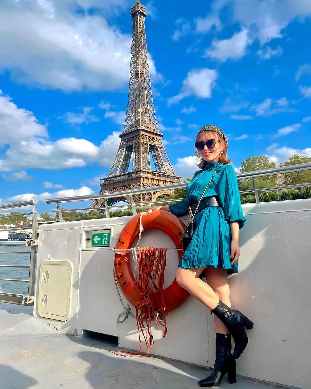 カリスマゆきちゃんのインスタグラム：「. BATEAUX MOUCHES🚢  eiffel tower and me🤭  @BATEAUXMOUCHES  ______________________ #BATEAUXMOUCHES #Paris #Paristravel #FENDI #eiffeltower」