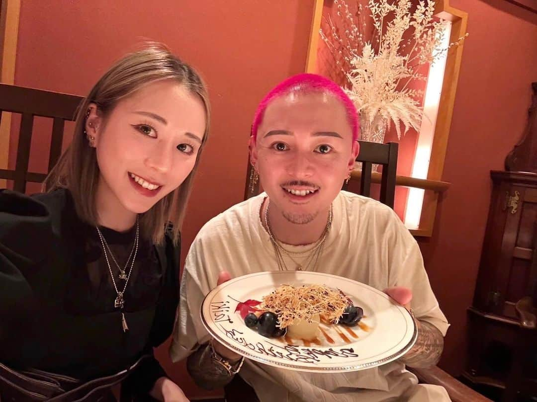 コンボイのインスタグラム：「誕生日は今年も妻に祝ってもらったよ🥂  あおい本当にいつも毎日ありがとう😊  妻にはいつも感謝マックスです🥹  次はあおいの誕生日だね🥰  楽しみ楽しみ🤩  #誕生日ディナー #夫婦」