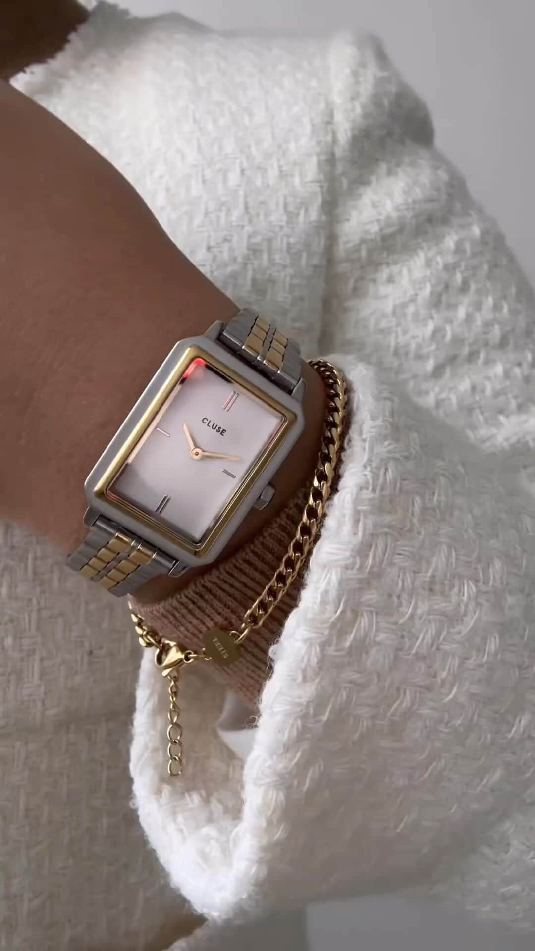 のインスタグラム：「Watch @carol_ferrero elevate her wrist game for this fall 🍂❤️‍🔥 #CLUSE #CLUSEclub」