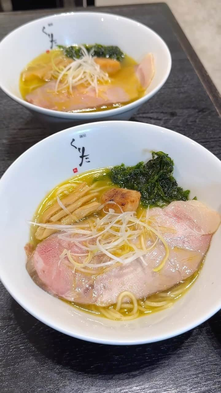 唯一無二の絶品グルメのインスタグラム：「【麺屋くりた】 @東京：新宿駅から徒歩5分  北海道バターをたっぷり使用した塩ラーメンを食べられるお店。  鶏と煮干しから旨味を抽出したスープとバターを組み合わせており芳醇な香りがたまらない！  大粒ホタテやレアチャーシューも堪能できる一杯で、11/6まで新宿高島屋11Fで食べられます🍜  他には「朝市食堂」のウニいくらホタテを乗せた3色海鮮弁当や「いっぴん」の豚丼もオススメ！  朝市食堂の弁当は質の良いイクラを筆頭に大粒のプリプリホタテ、ウニを乗せており海鮮好きにはたまらない仕上がり  いっぴんの豚丼は甘く香ばしいタレをたっぷりかけると白米との相性が抜群です！  大北海道展は11/6まで新宿高島屋11Fの催事場で開催されています🐟  ⏰10:30〜19:30 ※11/6は18時まで 📍東京都渋谷区千駄ケ谷５丁目２４−２　新宿高島屋11F   #PR  #新宿グルメ #新宿ランチ #新宿ディナー」