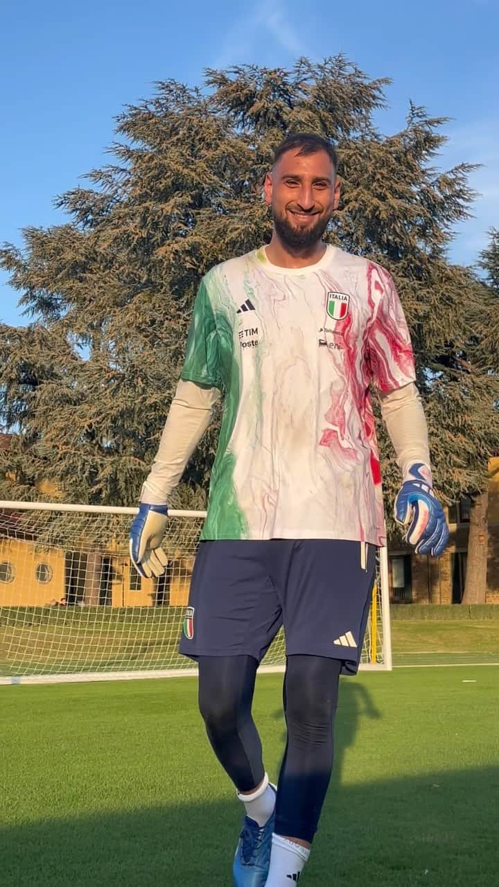 サッカーイタリア代表のインスタグラム：「𝑮𝙞𝒈𝙞𝒐 𝒂𝙩 𝙬𝒐𝙧𝒌 🫶  #Nazionale #Azzurri #VivoAzzurro #Donnarumma」