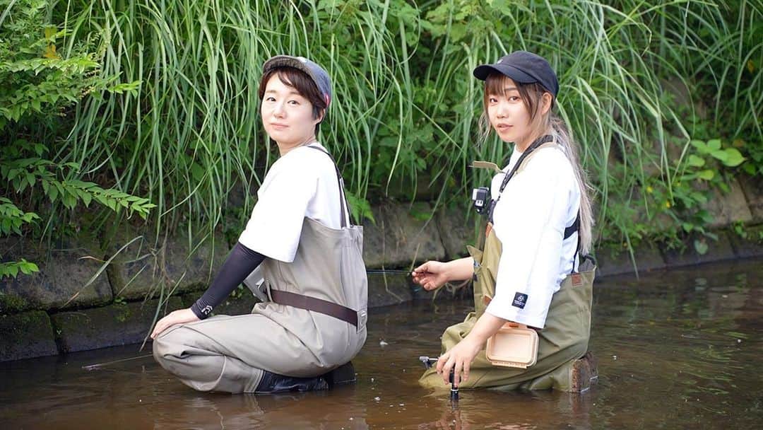 のインスタグラム：「用水路の穴が大好きなイカれた女二人が珍生物を獲った結果【ちぬ子】  ちぬ子ちゃん側でもYouTube公開されてます☺️✨  ぜひ見てね〜！！！！  #釣り #ちぬ子 #独ヲタ #独ヲタアッキー #モトブログ  #GSX250R #ハンターカブ #svartpilen401  #raiderjcrossover #レイダーJ  #ツーリング #バイク #いろはラーメン #キャンプ #キャンプツーリング #車中泊」