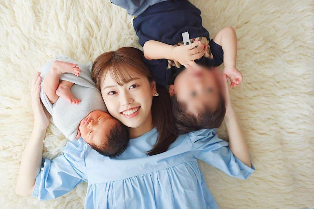 紫帆のインスタグラム：「Newborn☺︎  データを整理したので記録で投稿😌 この時は次男くんまだ生後6日目👶 当日の様子をYouTubeに更新しました！  今回のテーマはグレーとブルー💙🩶  事前に撮影イメージのアンケートに答えて それに合わせて小物や撮影に必要なアイテムを 持ってきてくださいました☺️  自宅で出張撮影なので産後の体に負担が少なく 本当にありがたいです！  撮影をできるだけスムーズに進めるために   ・寝てる時間の多い生後2週間以内の撮影 (生後早めの方が新生児感あり👶) ・撮影前に沐浴で疲れさせて→ミルク(母乳ではなくミルクにして長く寝てくれるようにする)→熟睡  この流れが赤ちゃんにとっても 家族にとっても負担が少なくさせます！  長男次男と撮影をしてみて感じました☺️ おかげで撮影中はぐっすりでした🐑💤💭  この時にしか撮れない貴重な写真が撮れました💕 長男次男と撮影して本当に良かったと思っています😌  どの写真もお気に入りだけど 1枚目の写真は宝物です🥹   #ニューボーン  #ニューボーンフォト  #新生児  #男の子ママ  #男の子ベビー  #令和5年ベビー  #令和3年ベビー  #年子育児  #年子ママ  #年子兄弟  #静岡ママ  #新生児のいる生活」