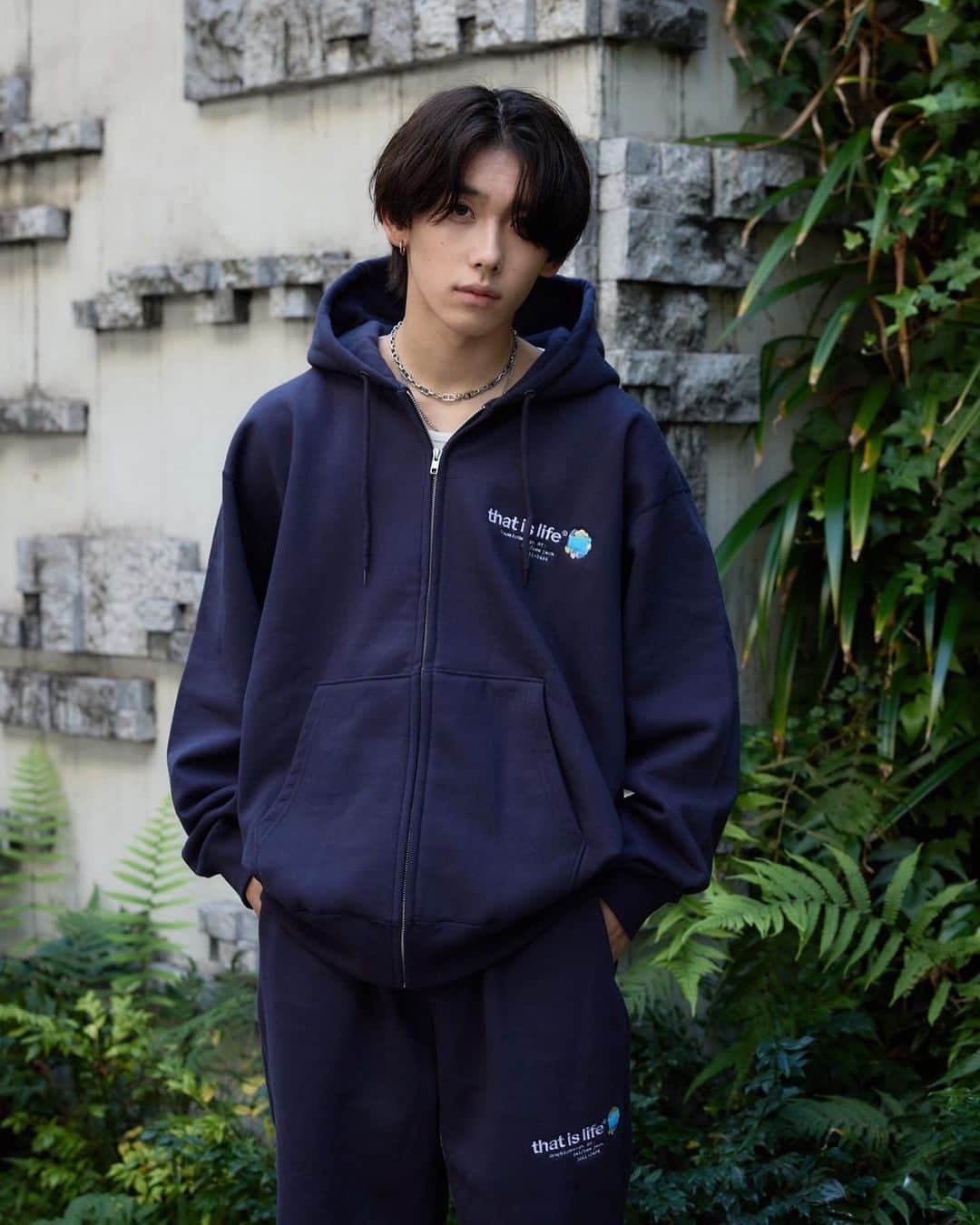 のインスタグラム：「that's lifeさんのネイビーのパーカーのセットアップ着たよ！  11/4（土）21:00〜 販売開始‼️  めっちゃ可愛いからみんなもぜひ買ってねえ！！！   #pr」