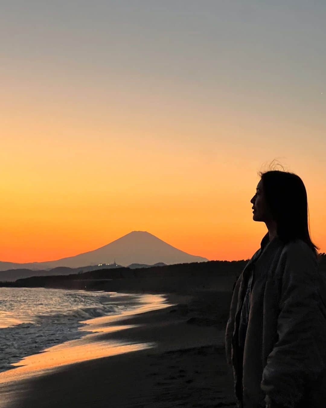 坪井安奈のインスタグラム：「「れる」のを辞める  好かれる、求められる、共感される、受け入れられる…  あーーーバカらし！  そんなのは全部34歳に置いてく。  私の人生は資本主義ビジネスではない。 「れる」人生では、私は幸せを感じない。  バイバイ、34歳！ありがと、34歳！  #birthdayeve」