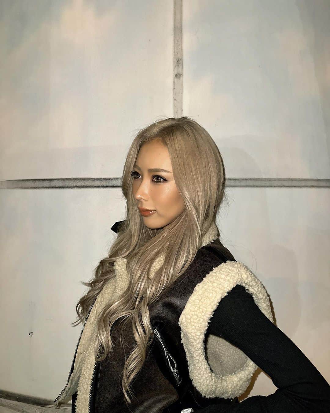 HARACHANのインスタグラム：「today🖤  new hair @masarusaito_lowrl ✨ みんなに髪色褒められる🥺💕 かわいいミルクティ🧸🤎  #はらちゃん」