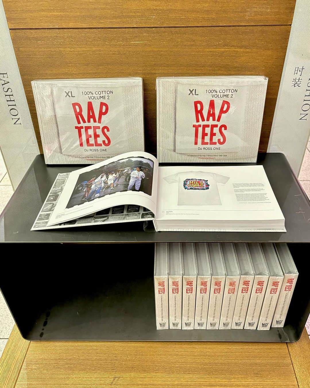 ZEN-LA-ROCKさんのインスタグラム写真 - (ZEN-LA-ROCKInstagram)「📕RAPTEES📕 制作に8年😳‼️を費やしたというあの本の第二弾が完成して @djrossone ご本人のサイン会がありお邪魔しました👀 第一弾に続き自分のTシャツが掲載されていて無茶嬉しかったのです🤘🏽🥹 目から鱗のアイテム満載の332Pは必見です👀 俺も渾身の一枚を久々に着たのでしたっ（なかなか伝わらなさそうだが🥲）」11月2日 20時06分 - zenlarock